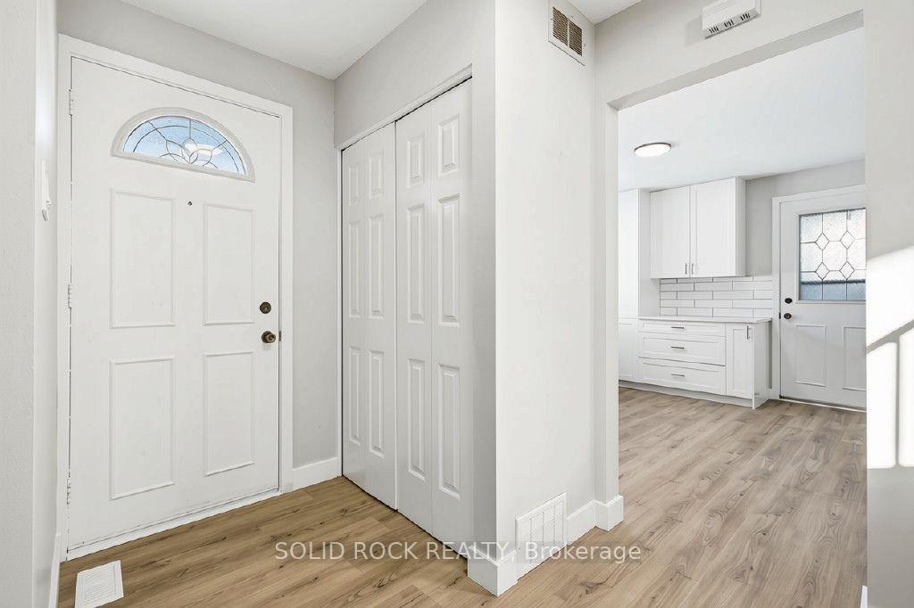 Photo 4 of 2158 Fillmore Crescent, Ottawa, Beacon Hill North — HOMEH