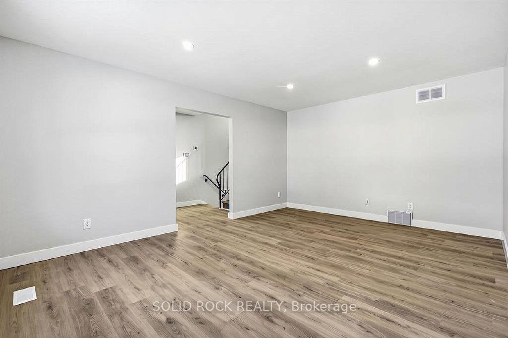Photo 8 of 2158 Fillmore Crescent, Ottawa, Beacon Hill North — HOMEH