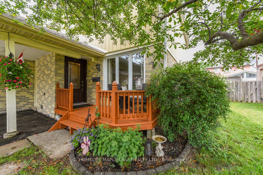 Photo 4 of 30 Primrose Crescent, Brampton, Heart Lake West — HOMEH