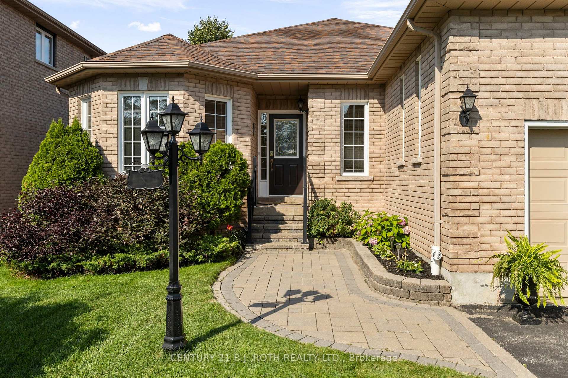Photo 2 of 14 Prince George Crescent, Barrie, Innis-Shore — HOMEH