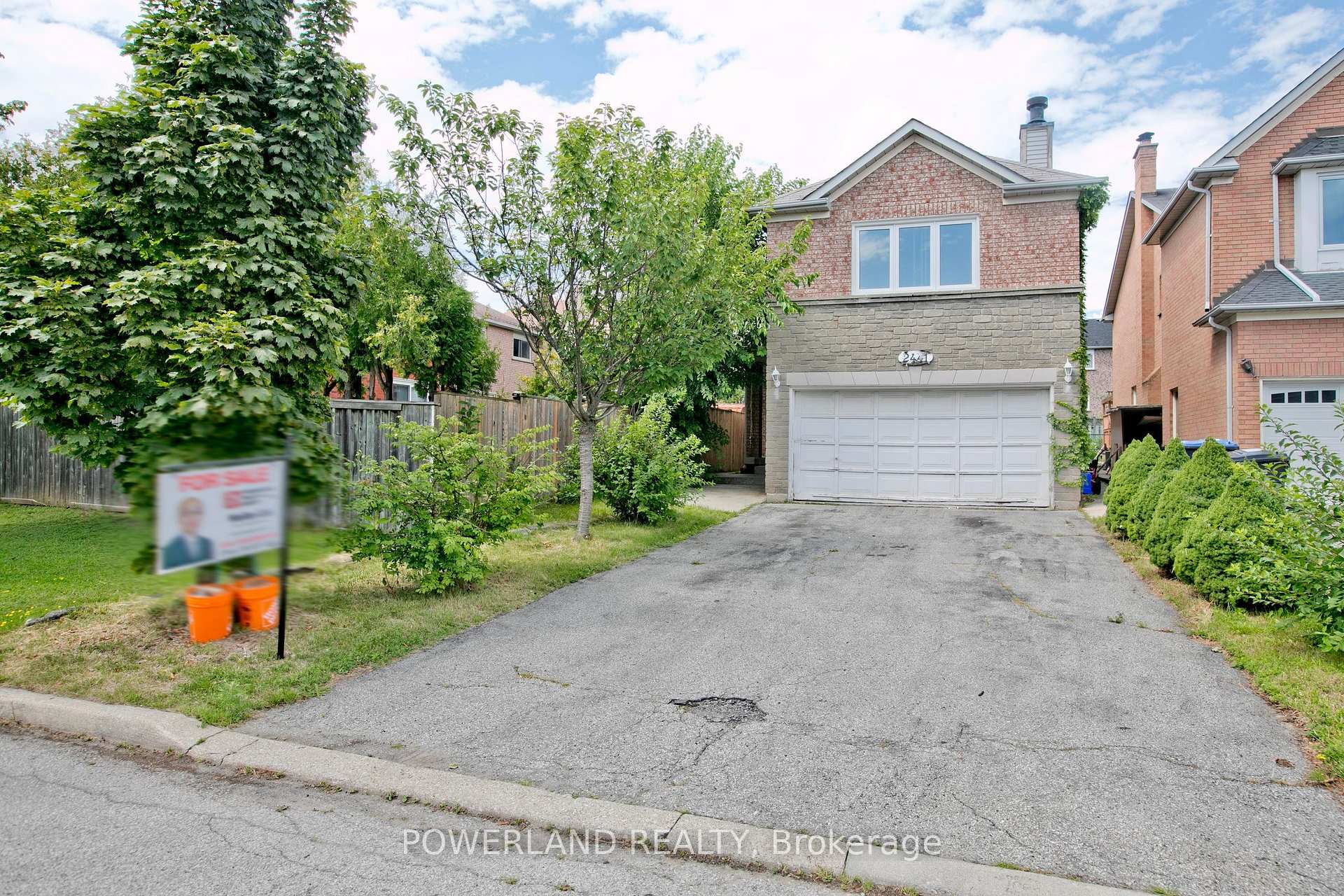 Photo 3 of 2441 Strathmore Crescent, Mississauga, Central Erin Mills — HOMEH
