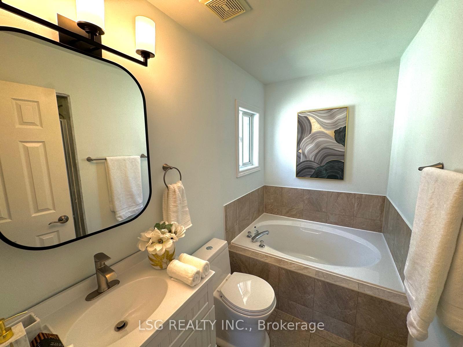 Photo 6 of 20 Hollidge Boulevard, Aurora, Bayview Wellington — HOMEH