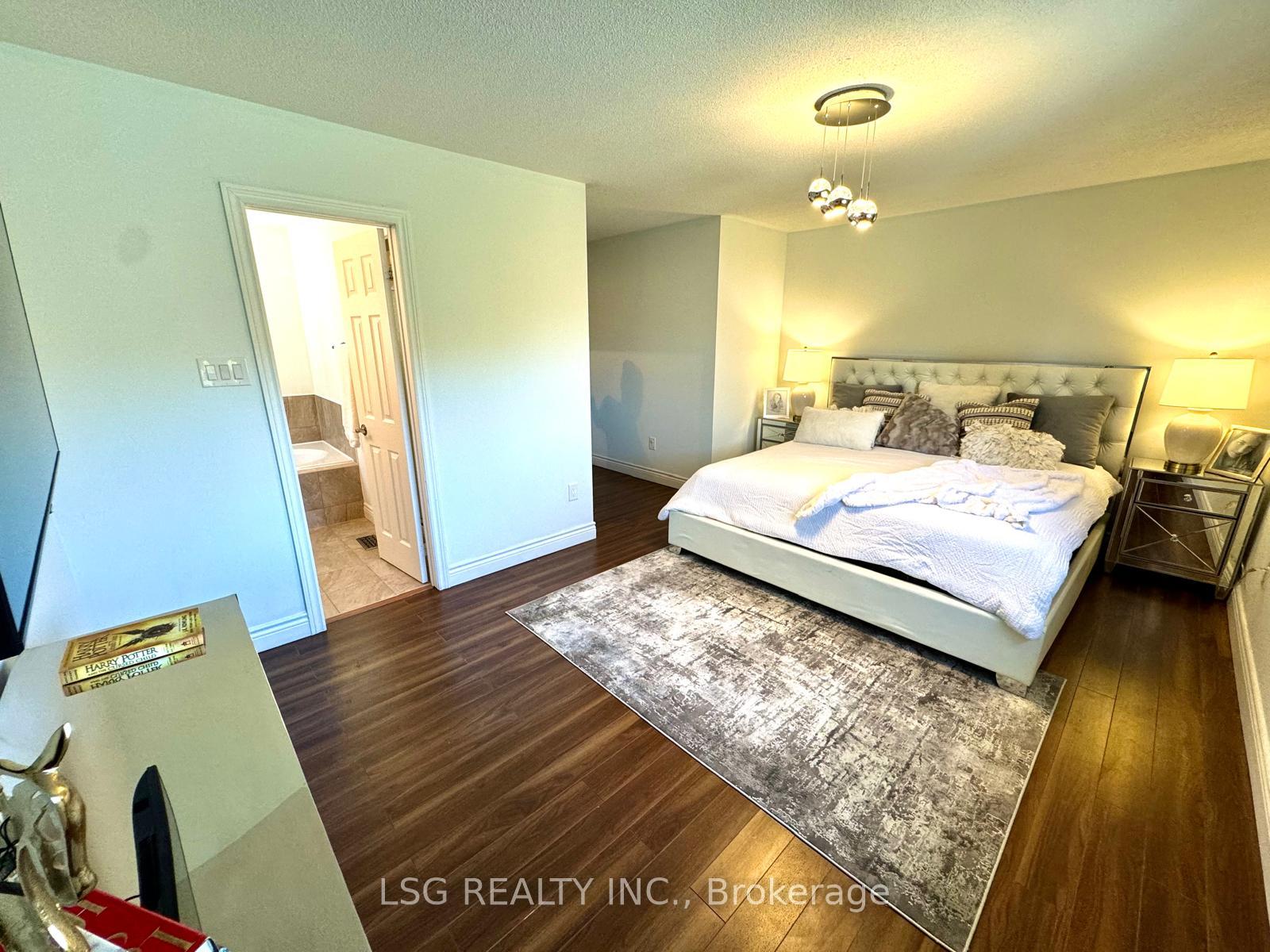 Photo 12 of 20 Hollidge Boulevard, Aurora, Bayview Wellington — HOMEH