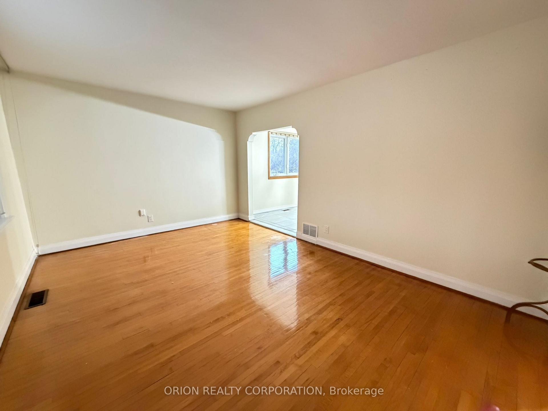 Photo 4 of 3 Romar Crescent, North York, Yorkdale-Glen Park — HOMEH