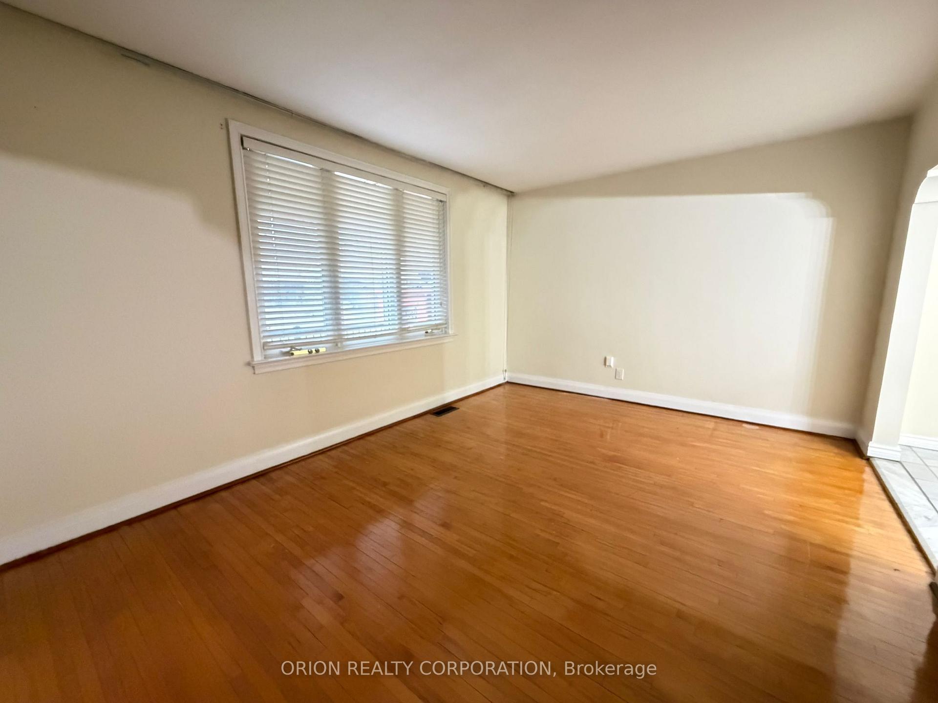 Photo 5 of 3 Romar Crescent, North York, Yorkdale-Glen Park — HOMEH