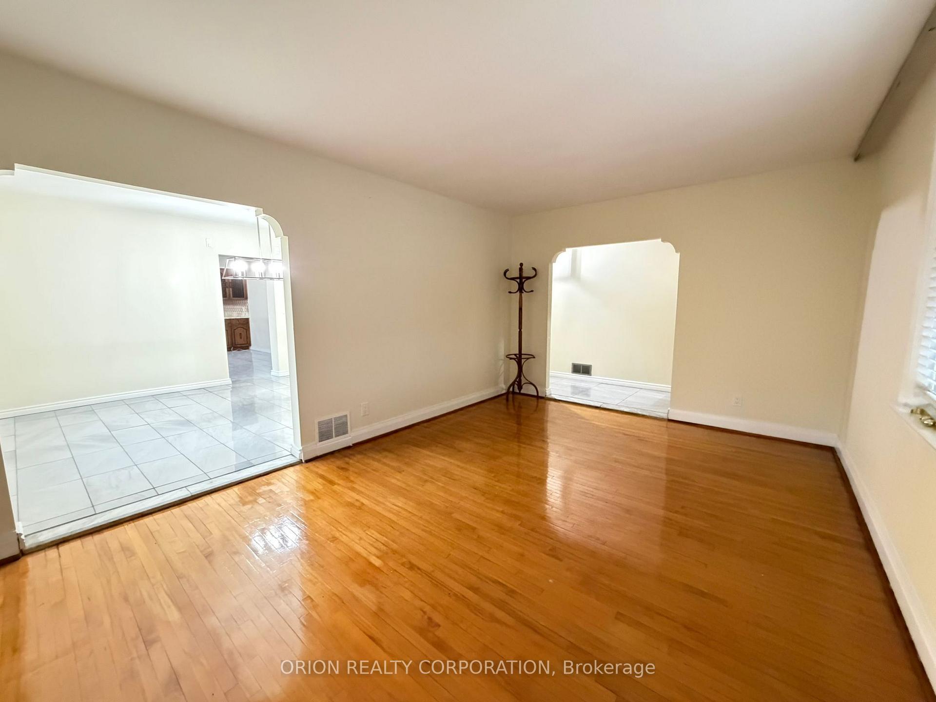 Photo 7 of 3 Romar Crescent, North York, Yorkdale-Glen Park — HOMEH