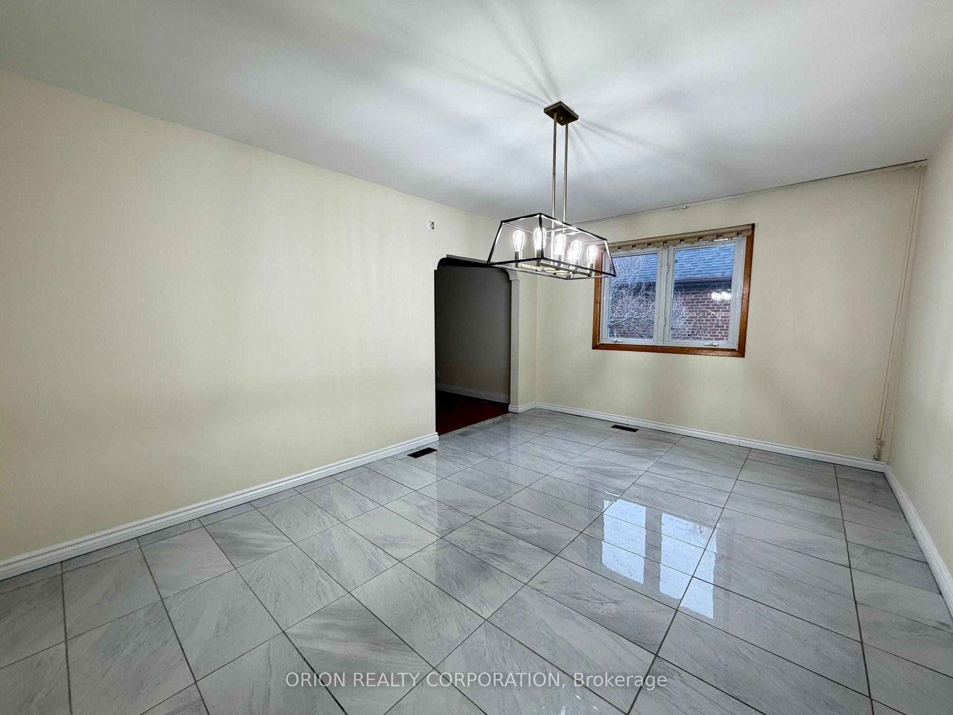 Photo 10 of 3 Romar Crescent, North York, Yorkdale-Glen Park — HOMEH