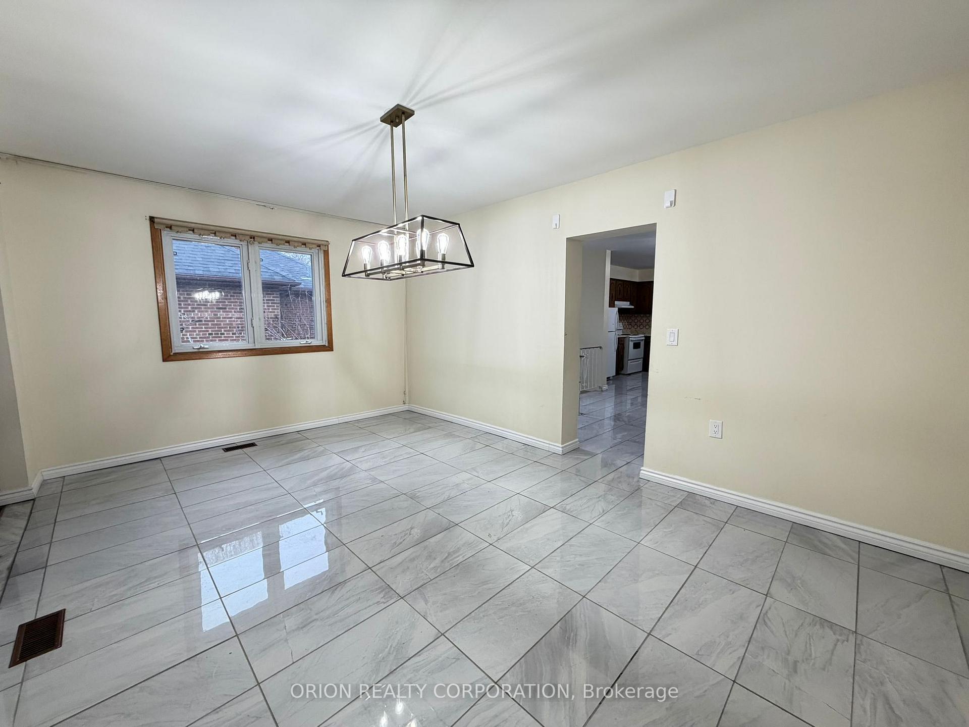 Photo 11 of 3 Romar Crescent, North York, Yorkdale-Glen Park — HOMEH