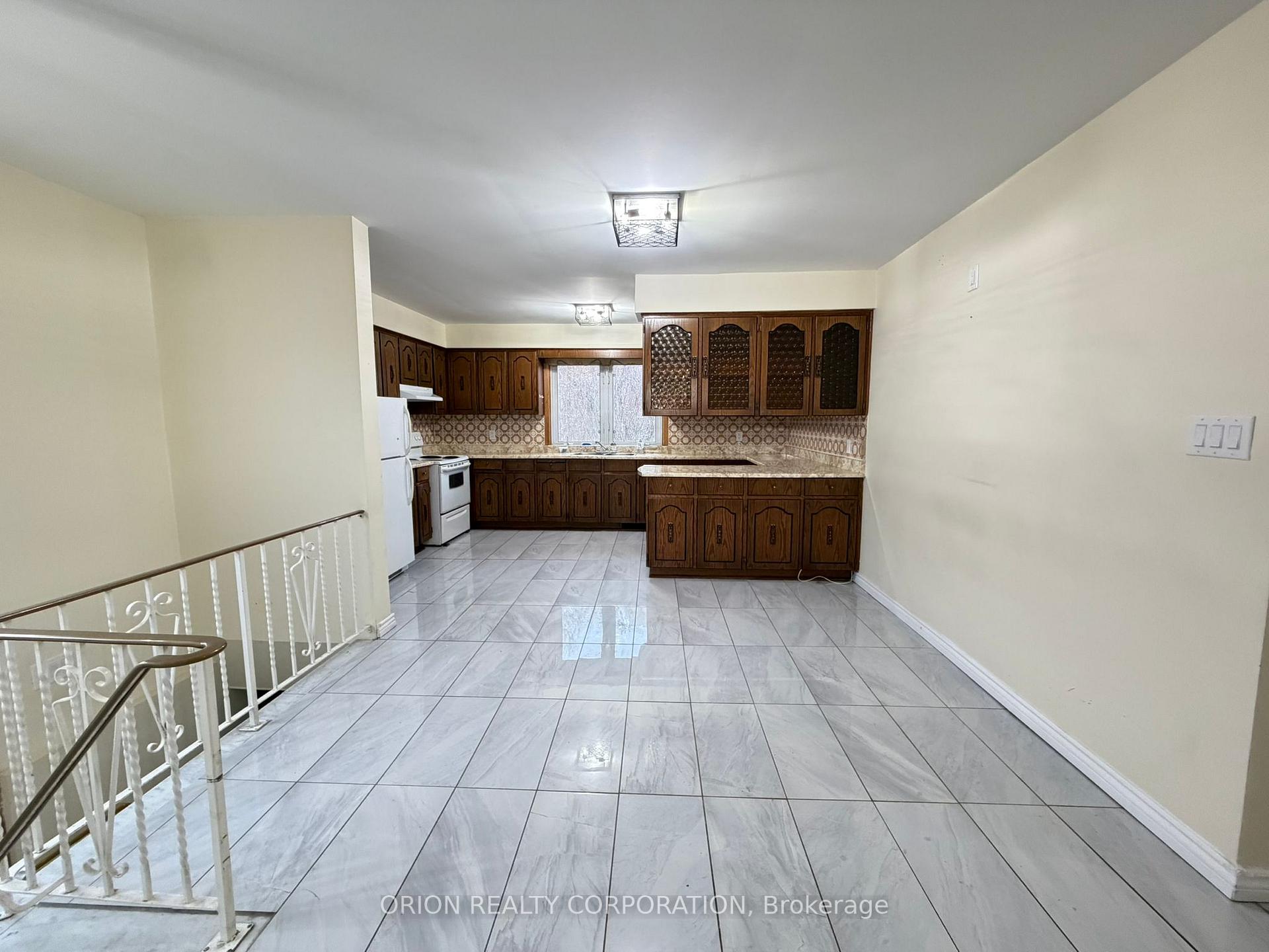 Photo 12 of 3 Romar Crescent, North York, Yorkdale-Glen Park — HOMEH