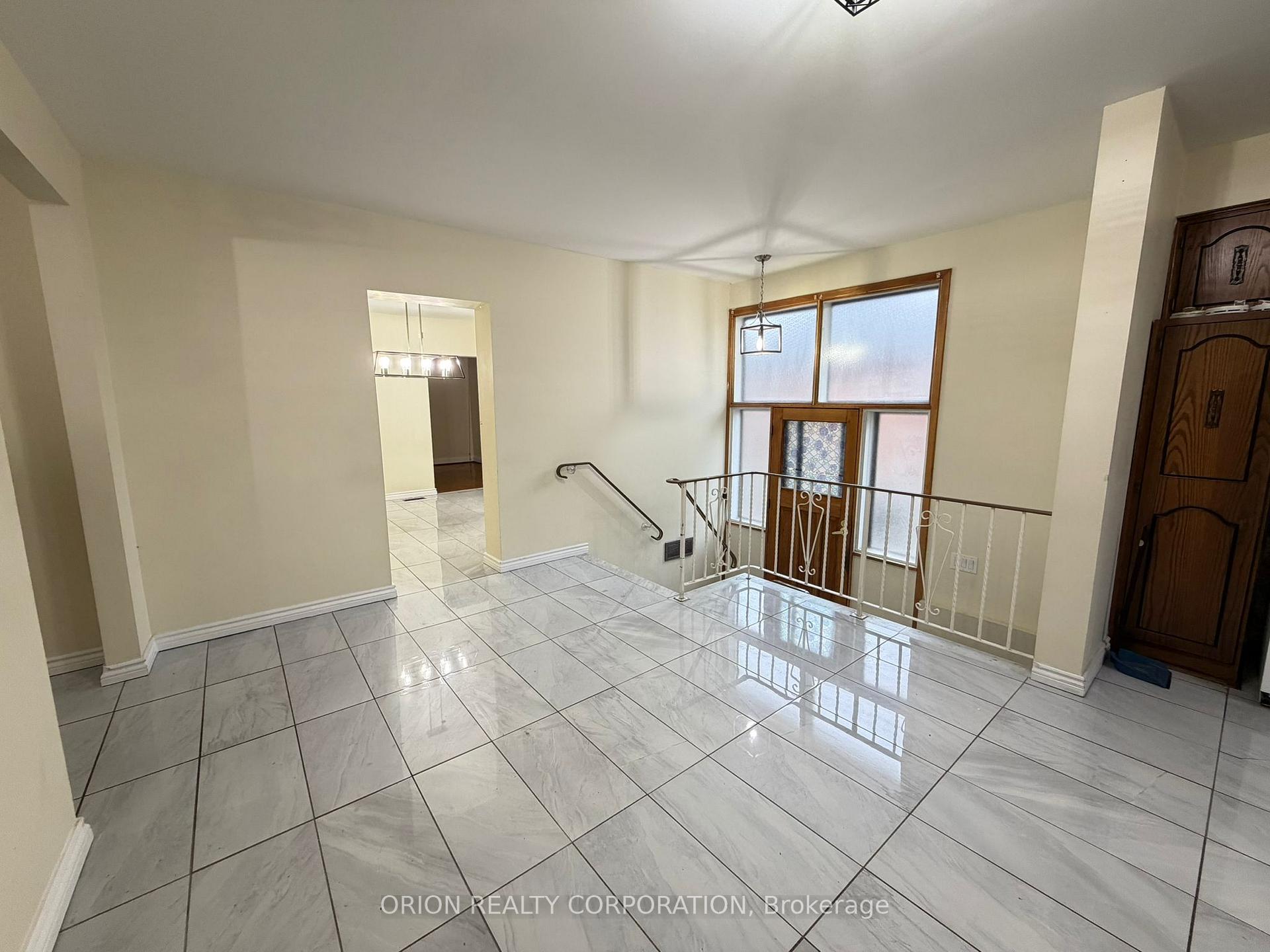 Photo 14 of 3 Romar Crescent, North York, Yorkdale-Glen Park — HOMEH