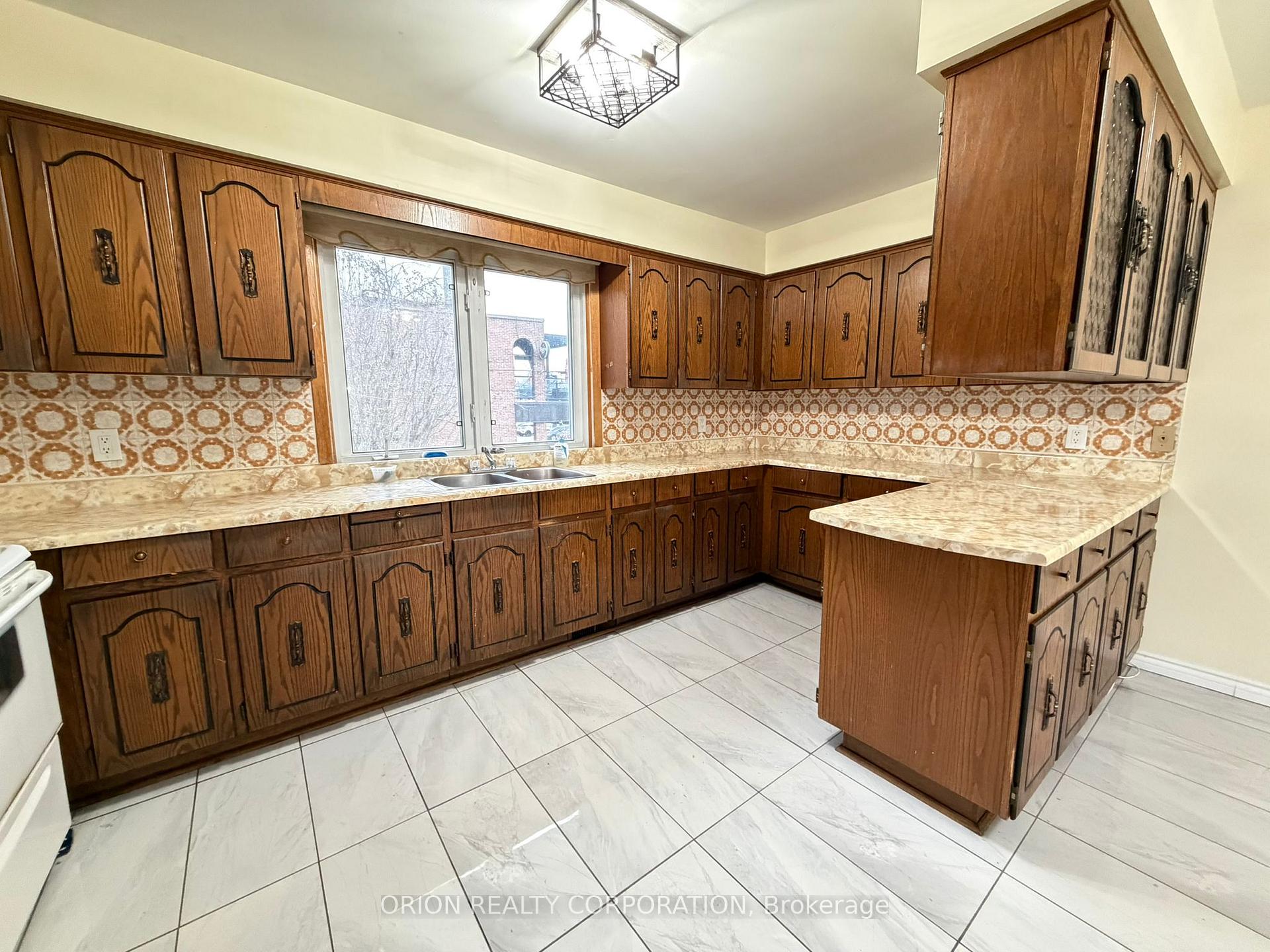 Photo 15 of 3 Romar Crescent, North York, Yorkdale-Glen Park — HOMEH