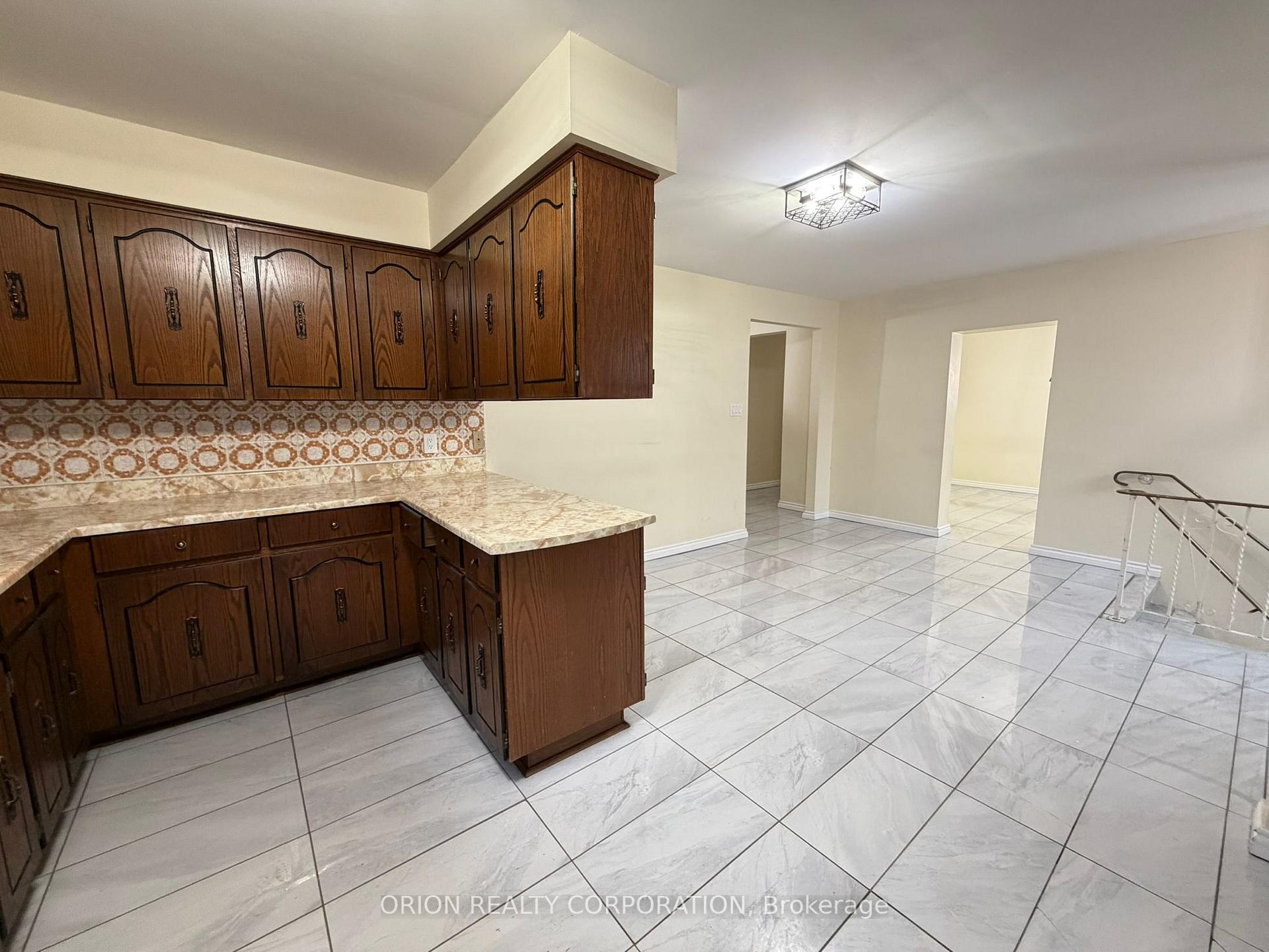 Photo 16 of 3 Romar Crescent, North York, Yorkdale-Glen Park — HOMEH