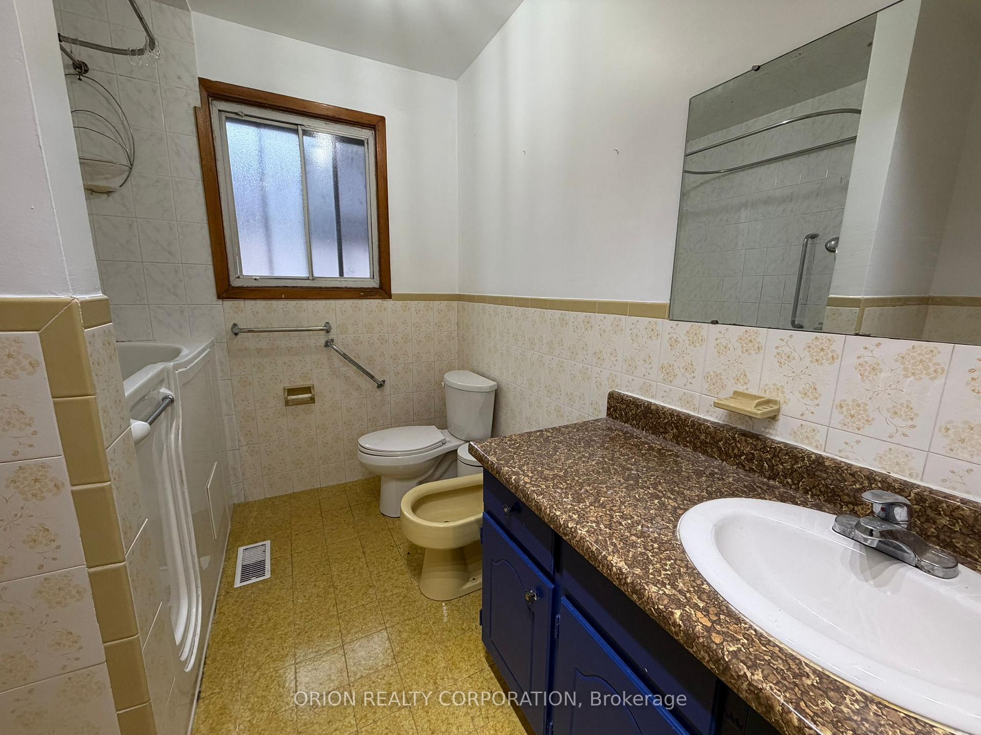 Photo 18 of 3 Romar Crescent, North York, Yorkdale-Glen Park — HOMEH