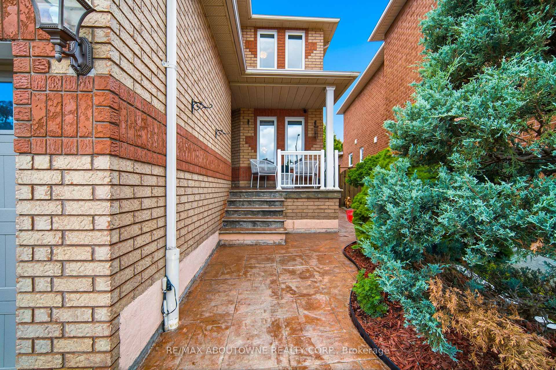 Photo 2 of 5184 Red Brush Drive, Mississauga, Hurontario — HOMEH