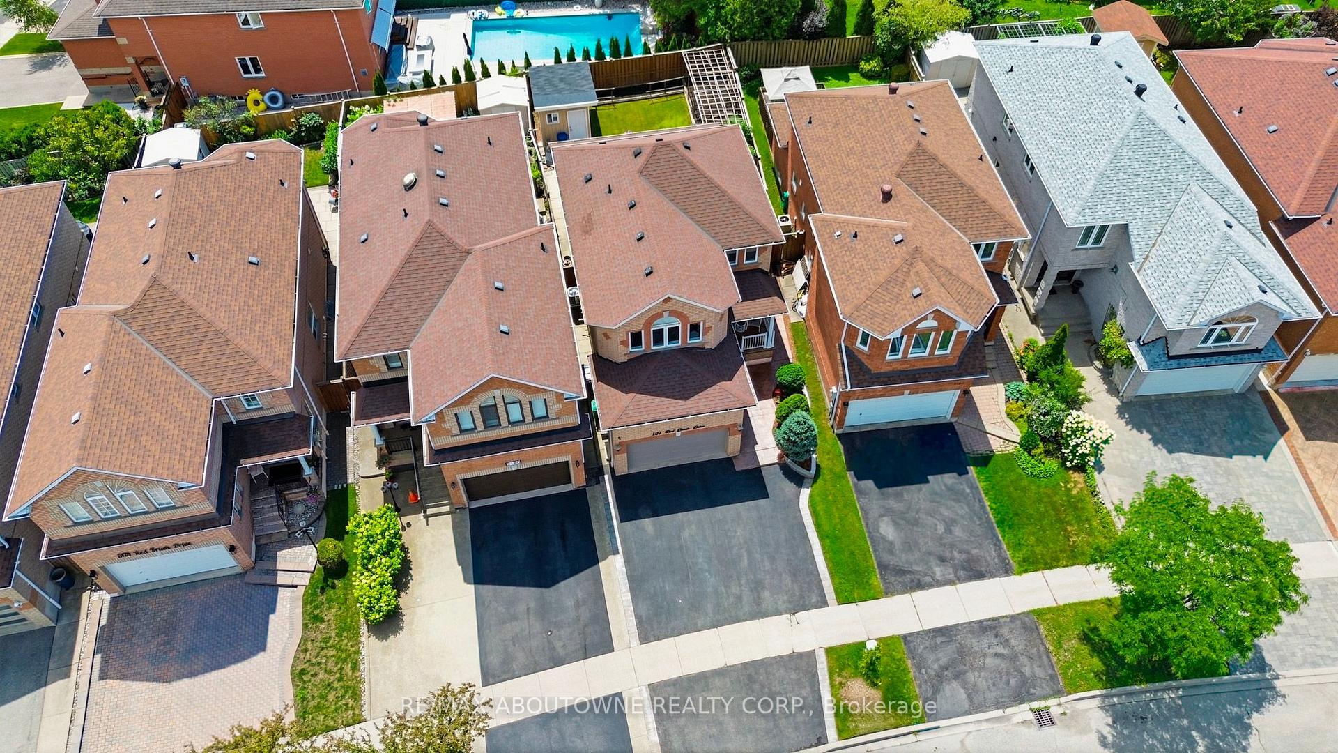 Photo 3 of 5184 Red Brush Drive, Mississauga, Hurontario — HOMEH