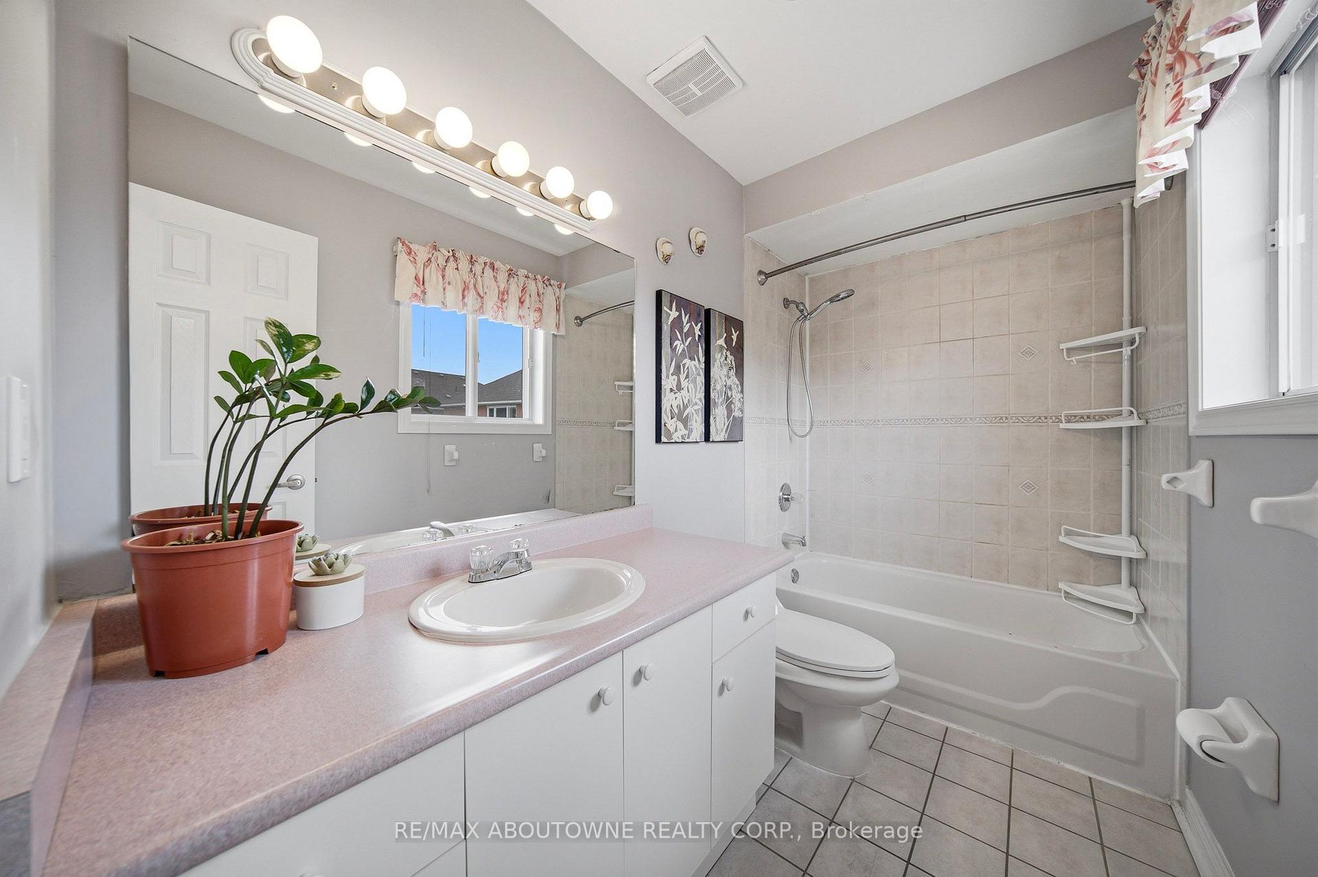 Photo 22 of 5184 Red Brush Drive, Mississauga, Hurontario — HOMEH