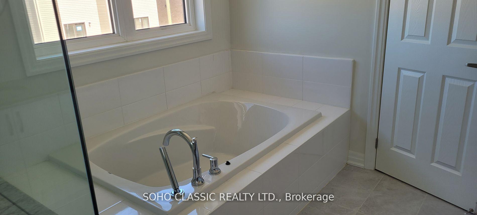 Photo 3 of 19 Connell Drive, Georgina, Keswick North — HOMEH
