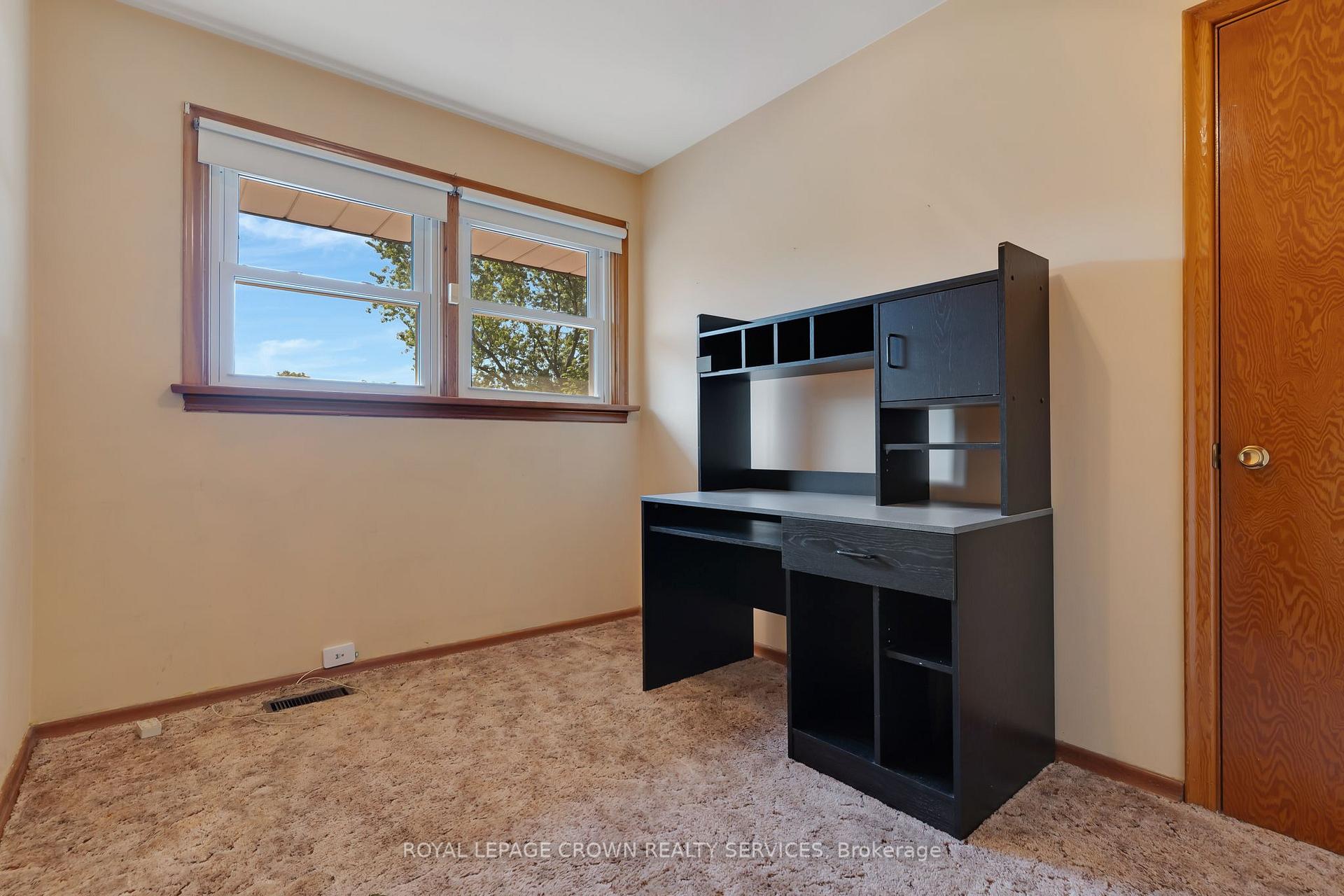 Photo 23 of 94 Ottawa Crescent, Guelph, St. George's — HOMEH