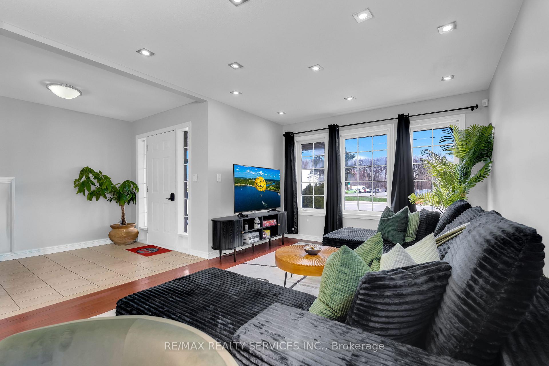 Photo 7 of 7009 Kalar Road, Niagara Falls, Forestview — HOMEH