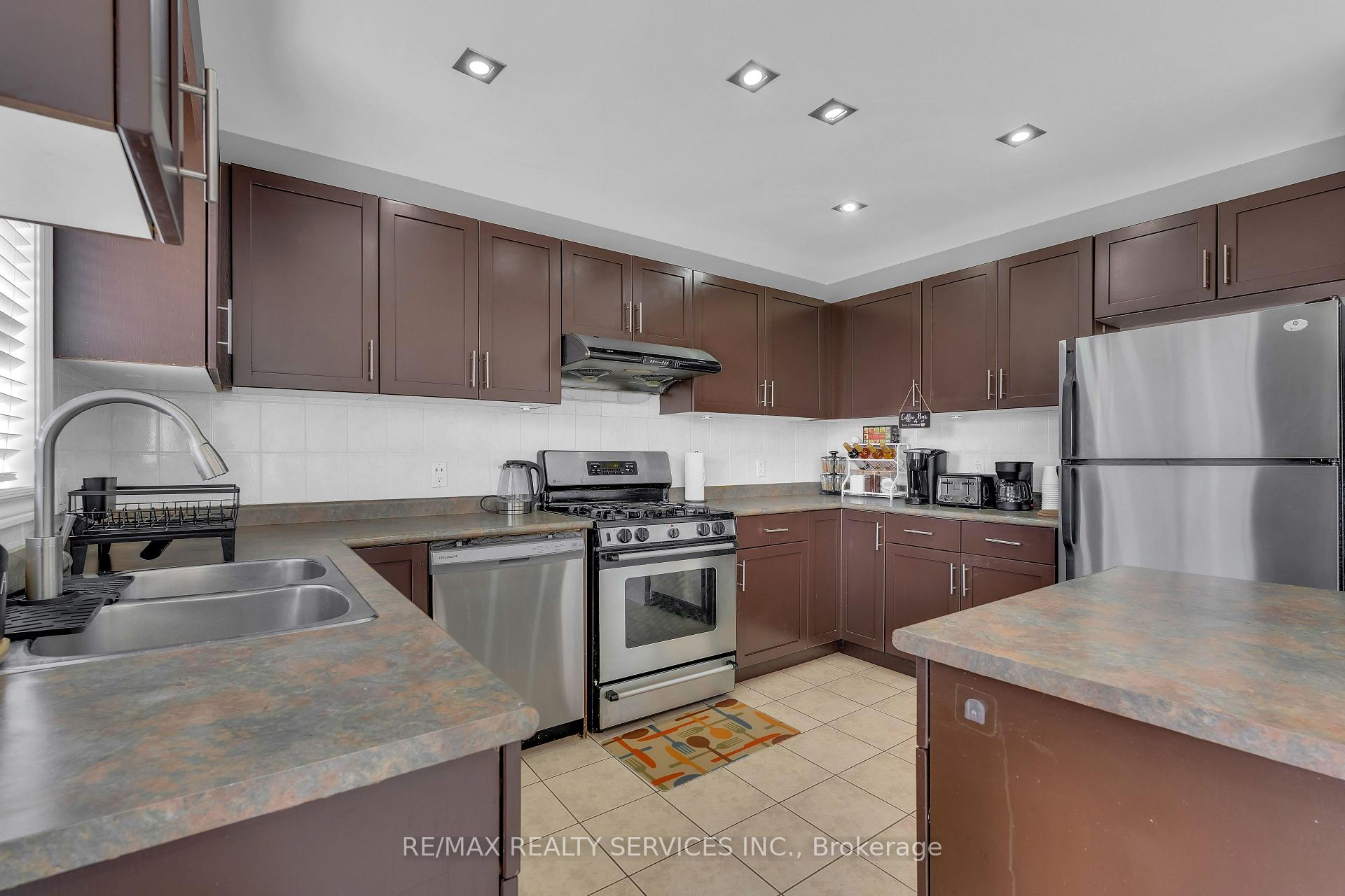 Photo 10 of 7009 Kalar Road, Niagara Falls, Forestview — HOMEH