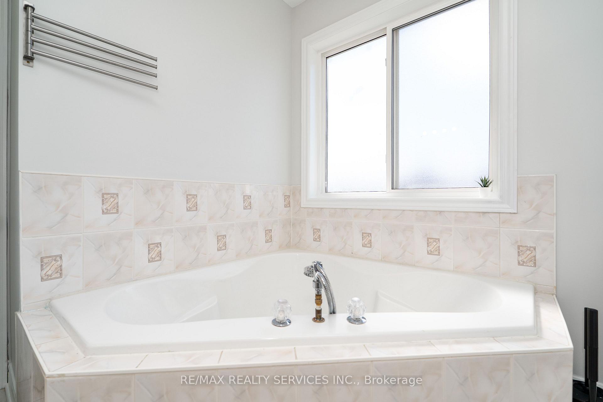 Photo 16 of 7009 Kalar Road, Niagara Falls, Forestview — HOMEH