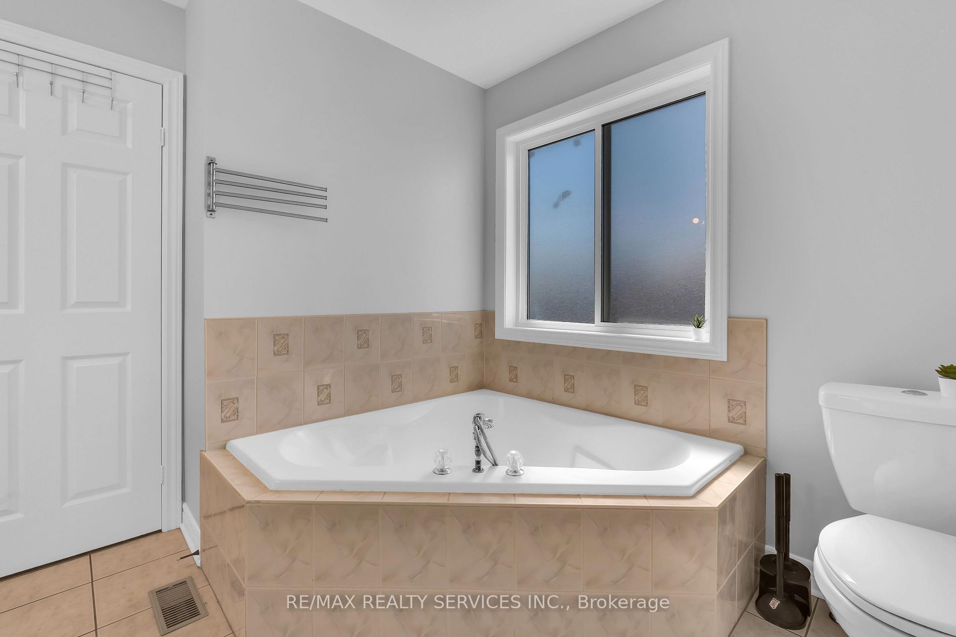 Photo 25 of 7009 Kalar Road, Niagara Falls, Forestview — HOMEH