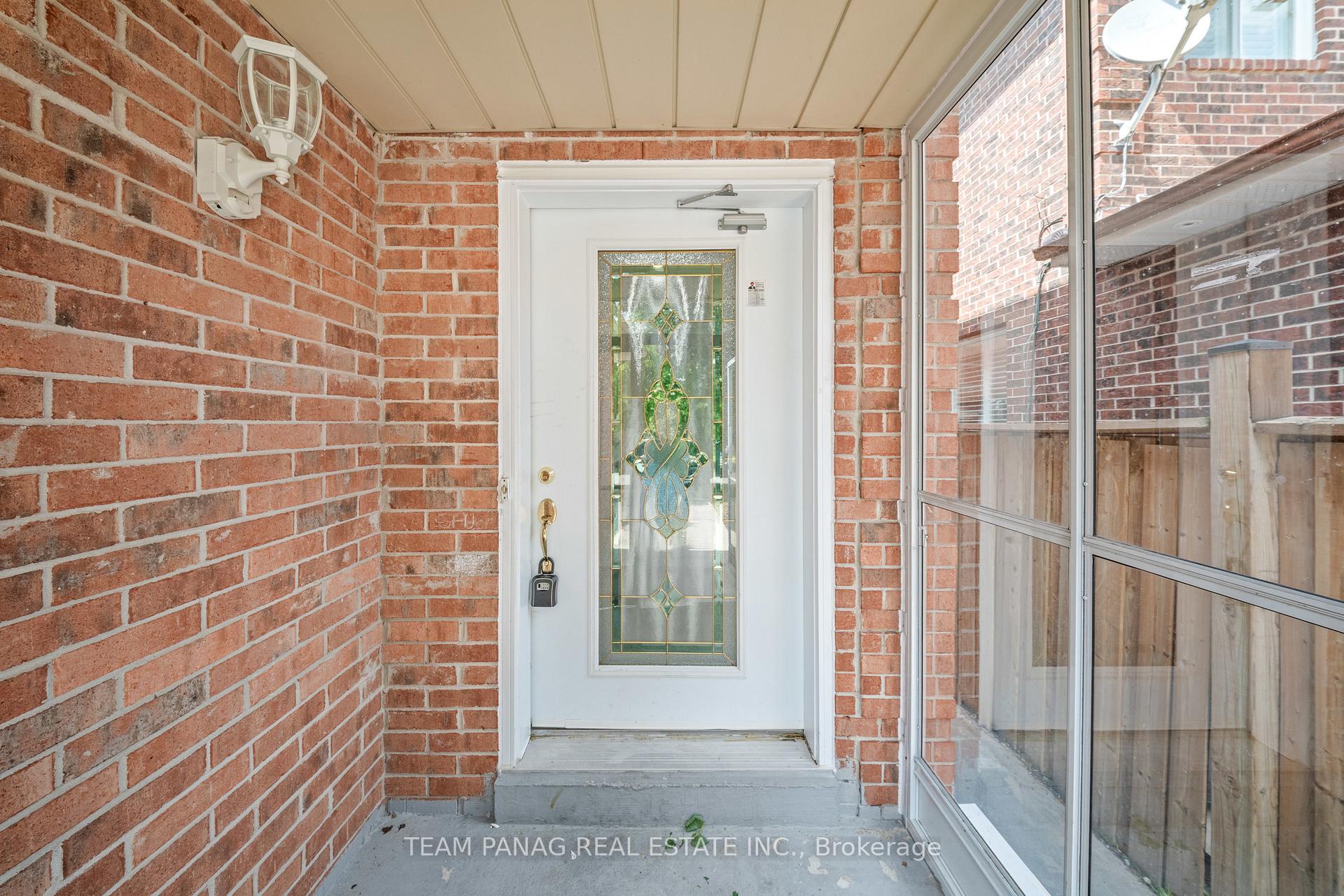 Photo 3 of 39 Colchester Avenue, Brampton, Heart Lake West — HOMEH
