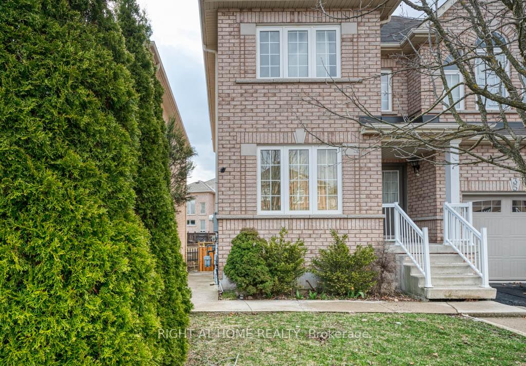 Photo 2 of 35 Echoridge (Bsmt) Drive, Brampton, Fletcher's Meadow — HOMEH
