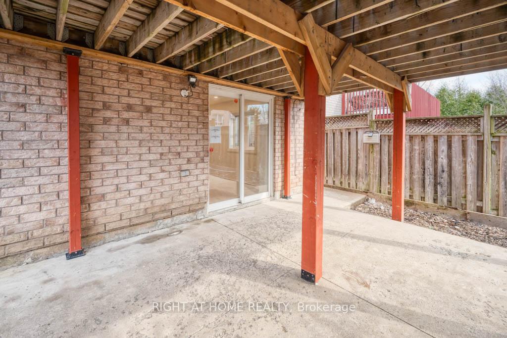 Photo 4 of 35 Echoridge (Bsmt) Drive, Brampton, Fletcher's Meadow — HOMEH