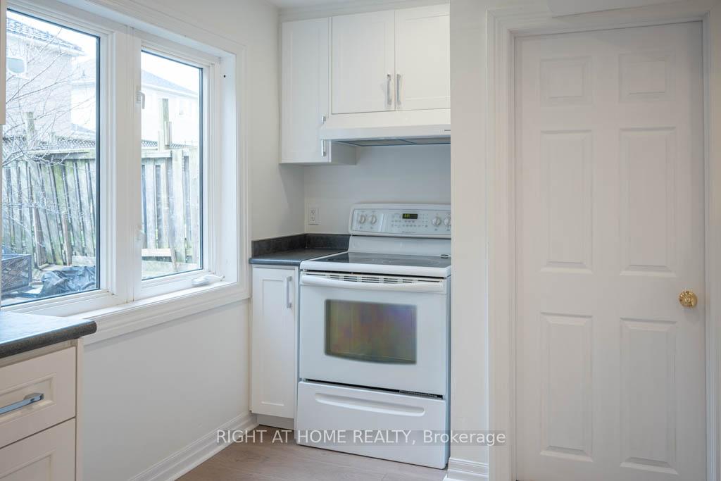 Photo 10 of 35 Echoridge (Bsmt) Drive, Brampton, Fletcher's Meadow — HOMEH