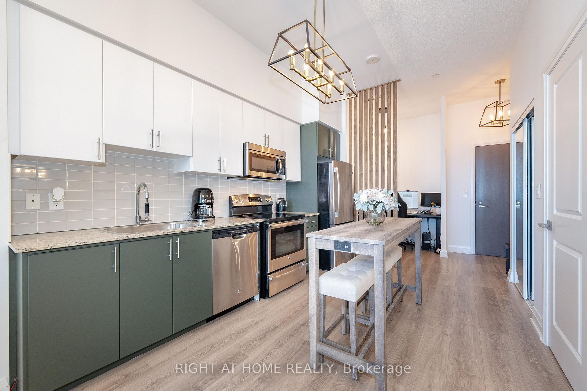 Photo 3 of Unit 306, 7171 Yonge Street, Markham, Thornhill — HOMEH