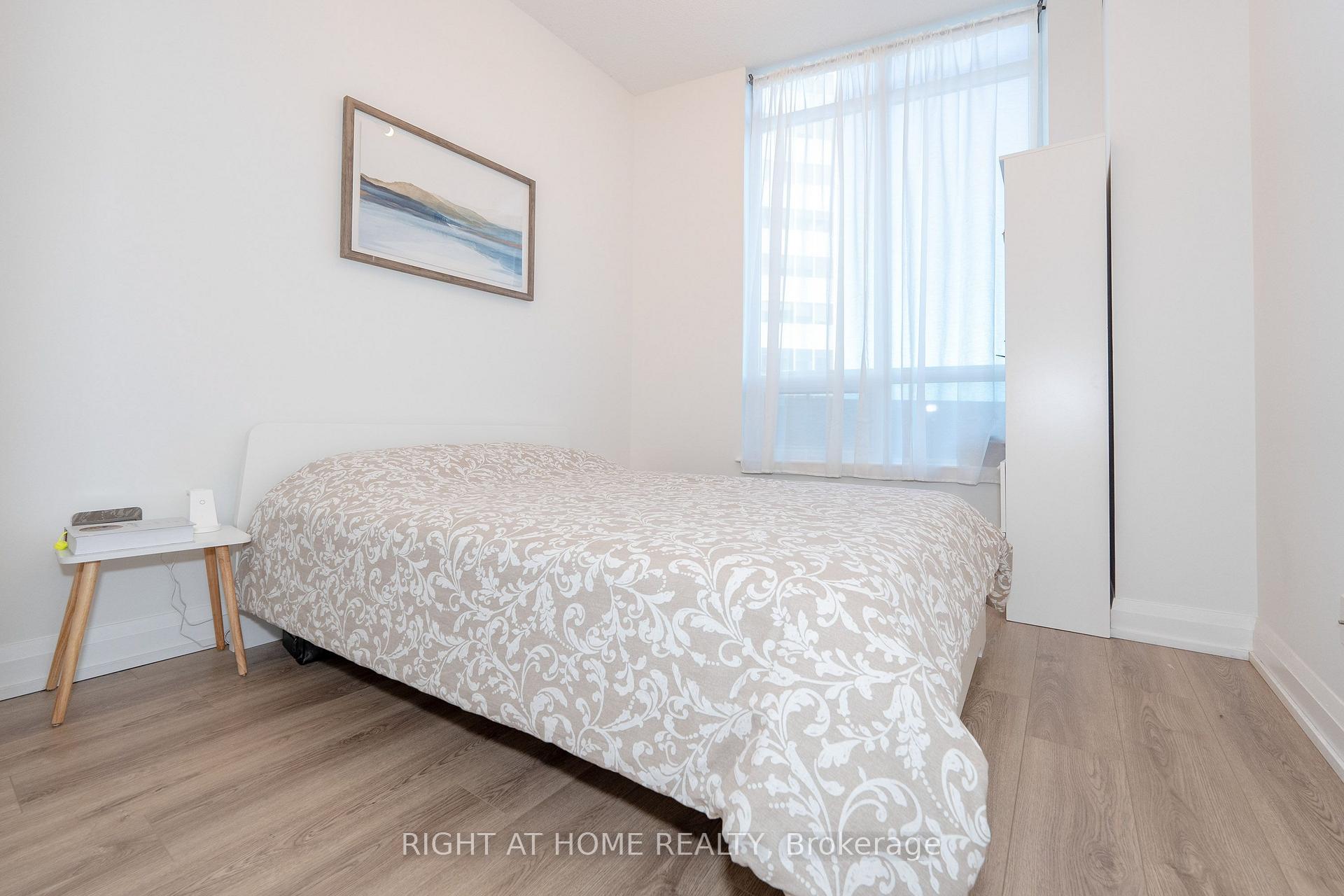 Photo 5 of Unit 306, 7171 Yonge Street, Markham, Thornhill — HOMEH