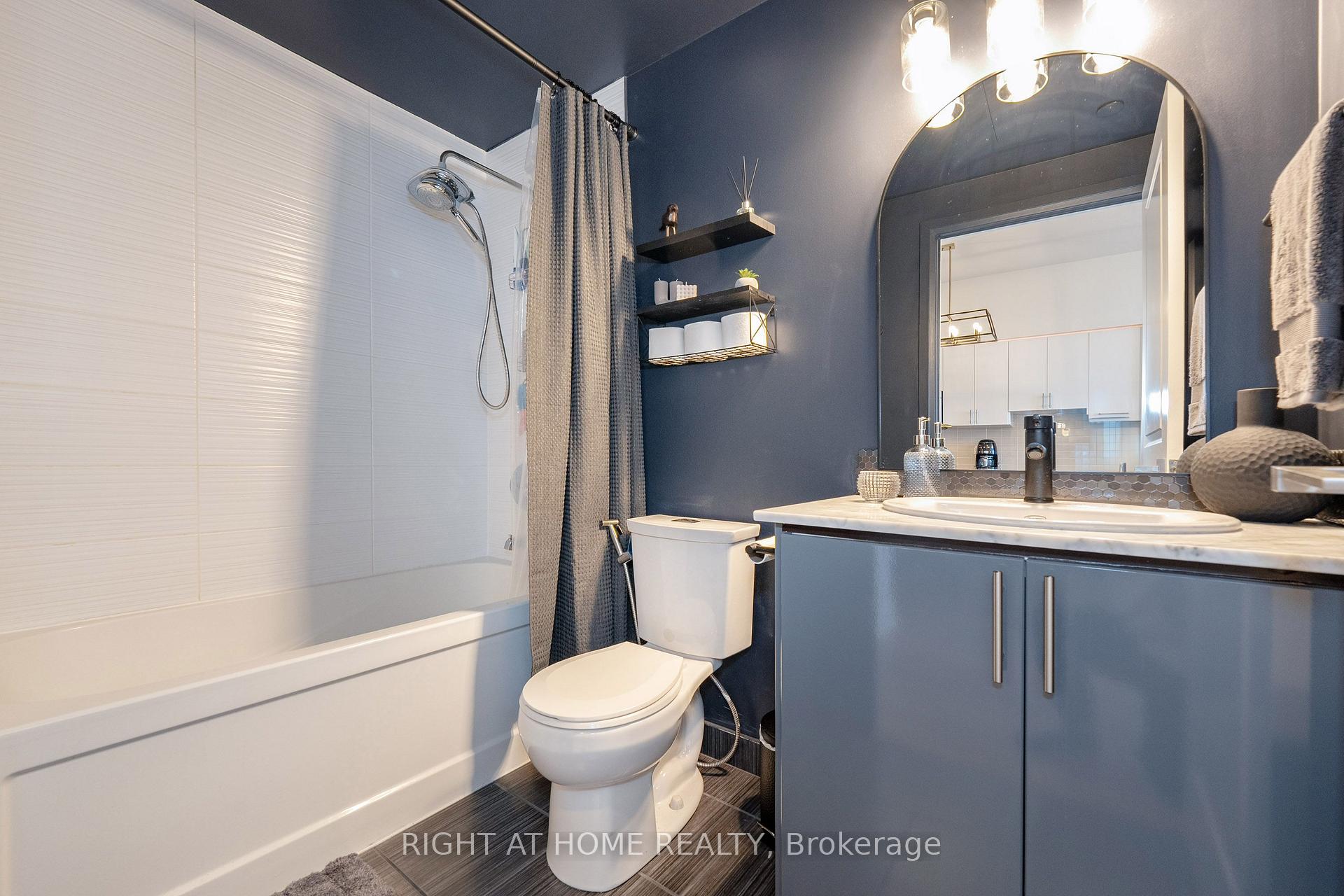 Photo 6 of Unit 306, 7171 Yonge Street, Markham, Thornhill — HOMEH