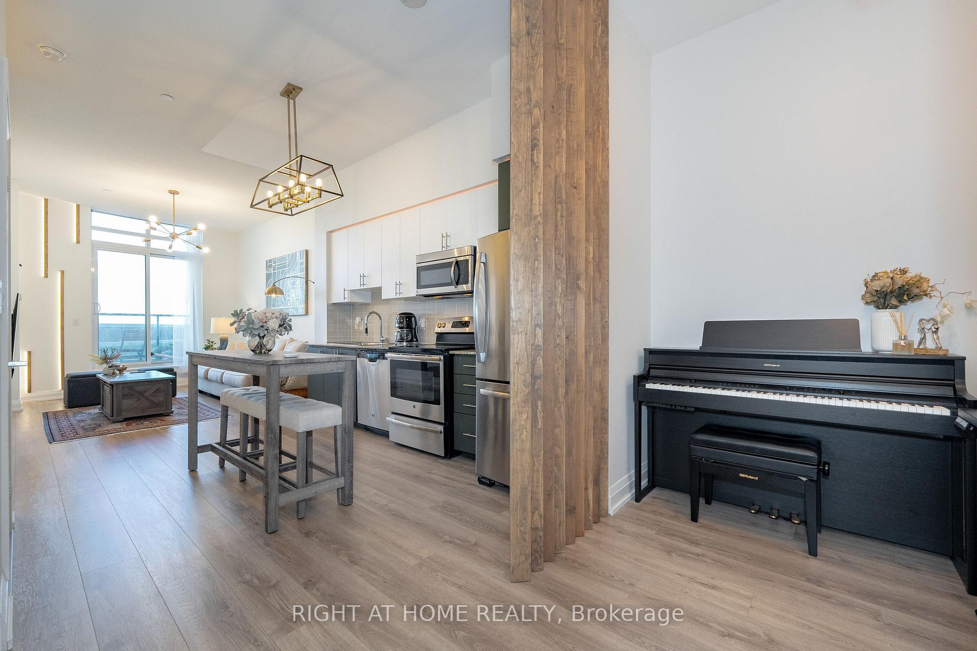 Photo 7 of Unit 306, 7171 Yonge Street, Markham, Thornhill — HOMEH
