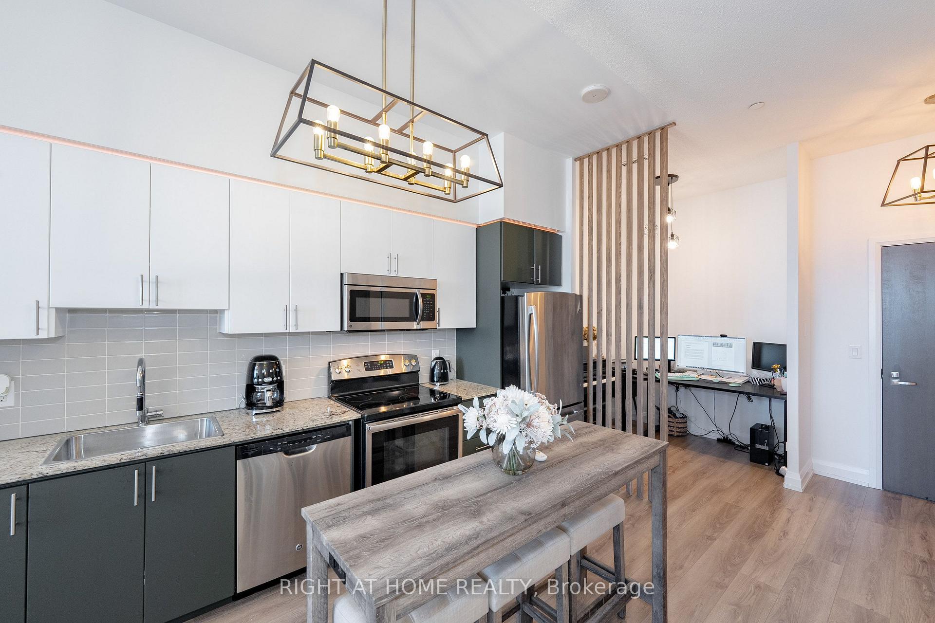 Photo 10 of Unit 306, 7171 Yonge Street, Markham, Thornhill — HOMEH