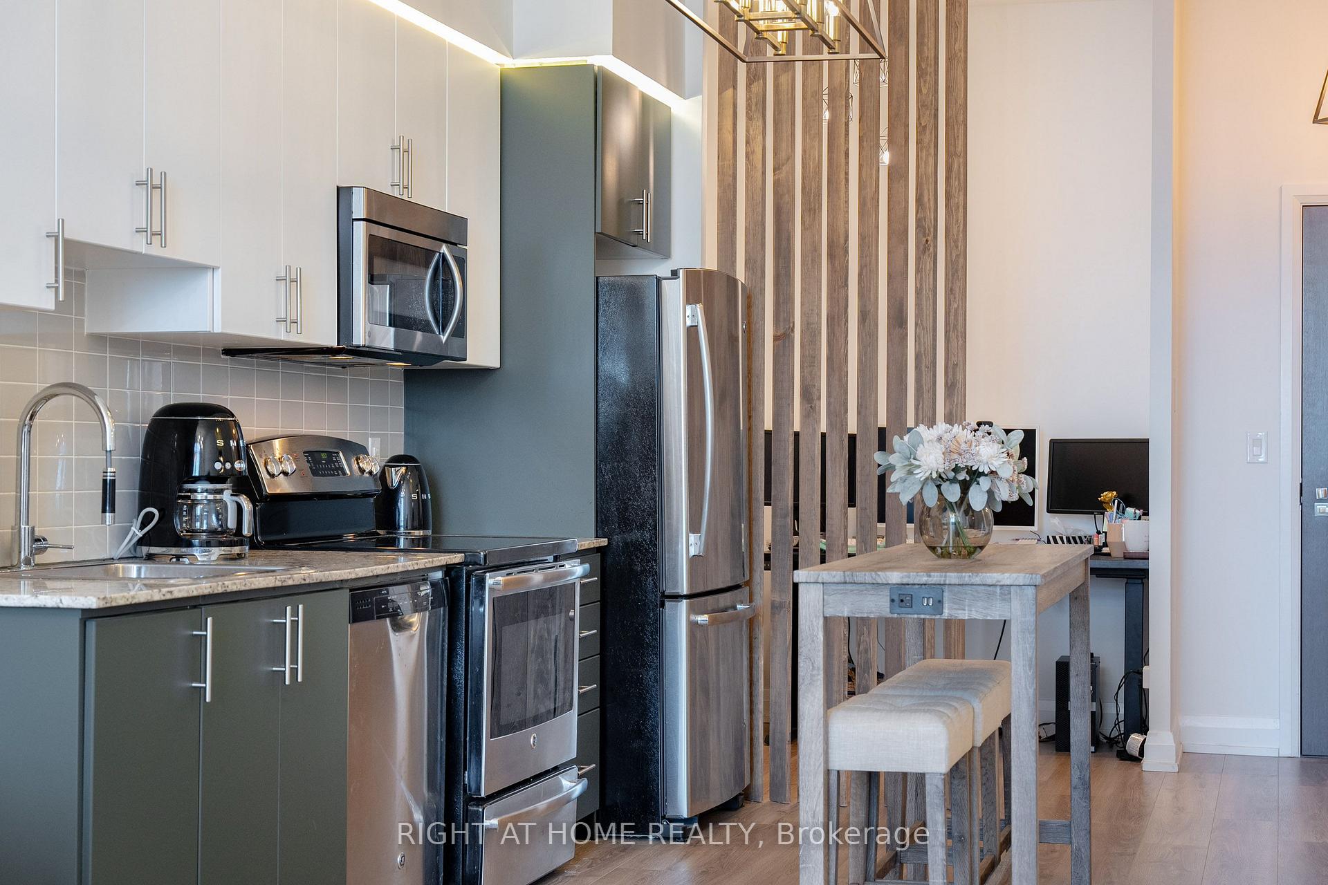 Photo 11 of Unit 306, 7171 Yonge Street, Markham, Thornhill — HOMEH