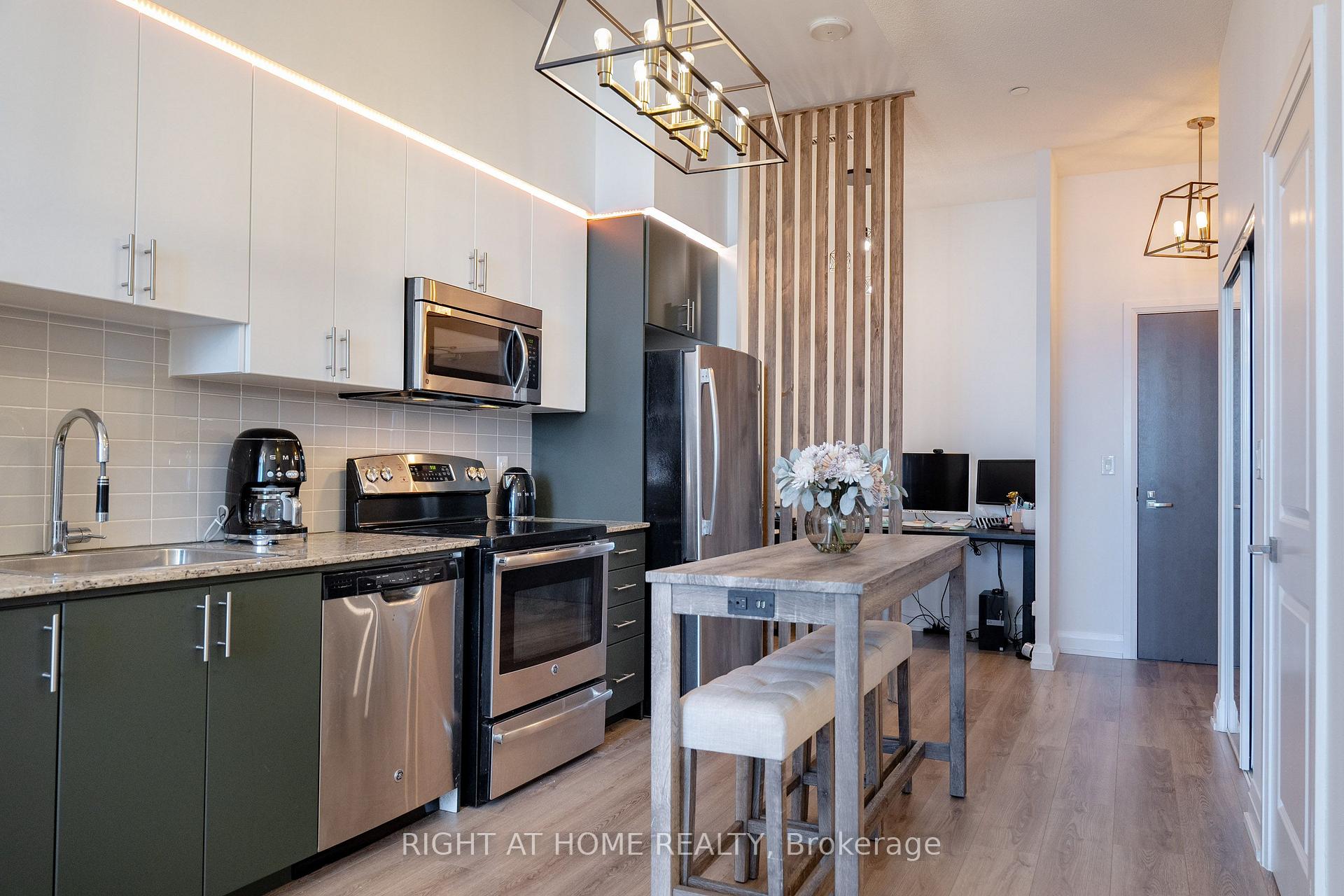 Photo 12 of Unit 306, 7171 Yonge Street, Markham, Thornhill — HOMEH
