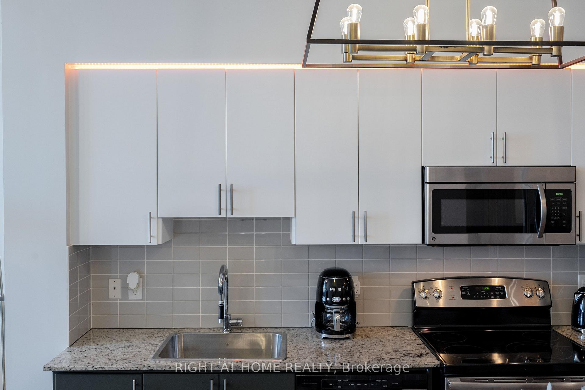 Photo 13 of Unit 306, 7171 Yonge Street, Markham, Thornhill — HOMEH
