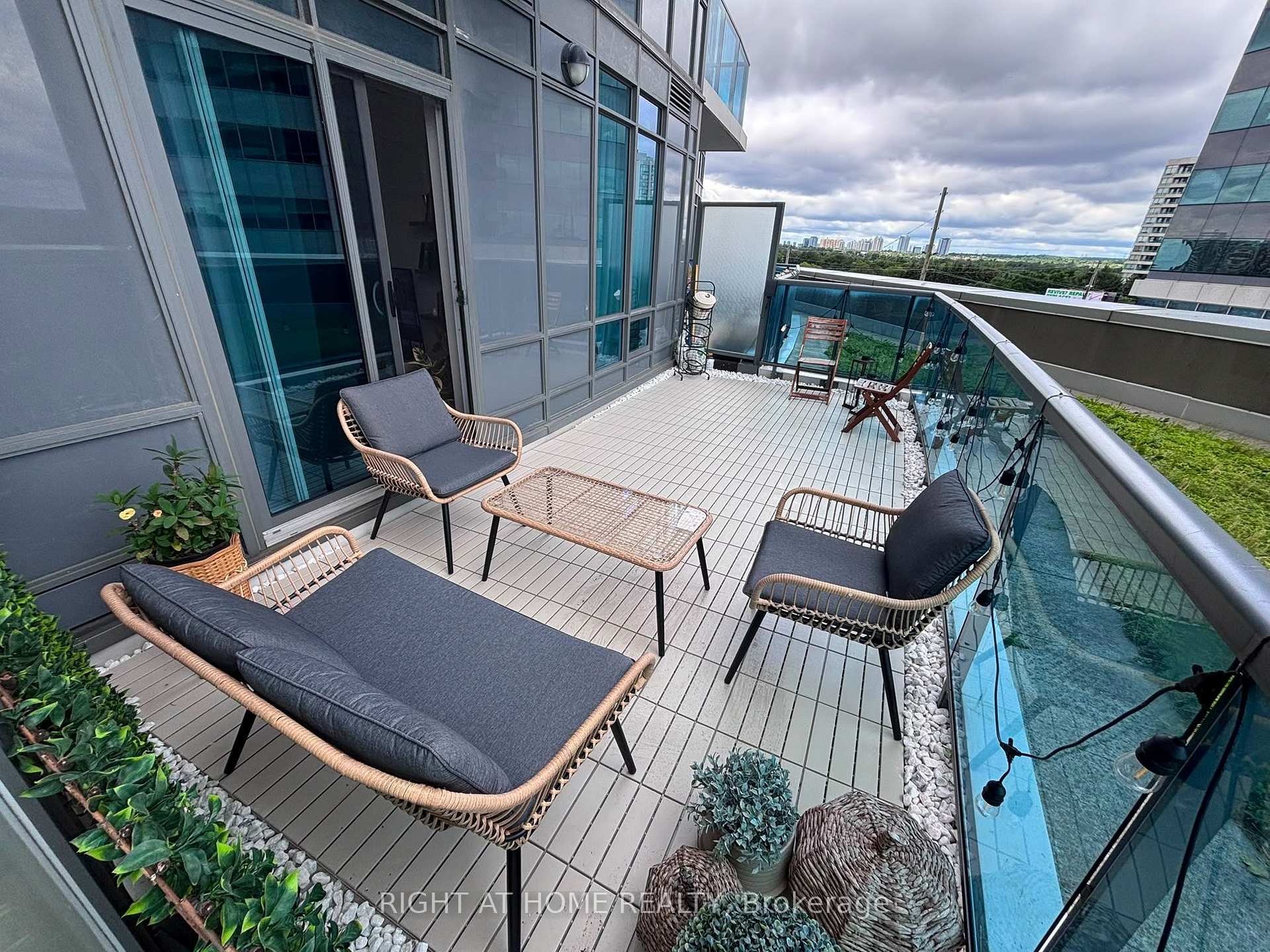 Photo 15 of Unit 306, 7171 Yonge Street, Markham, Thornhill — HOMEH
