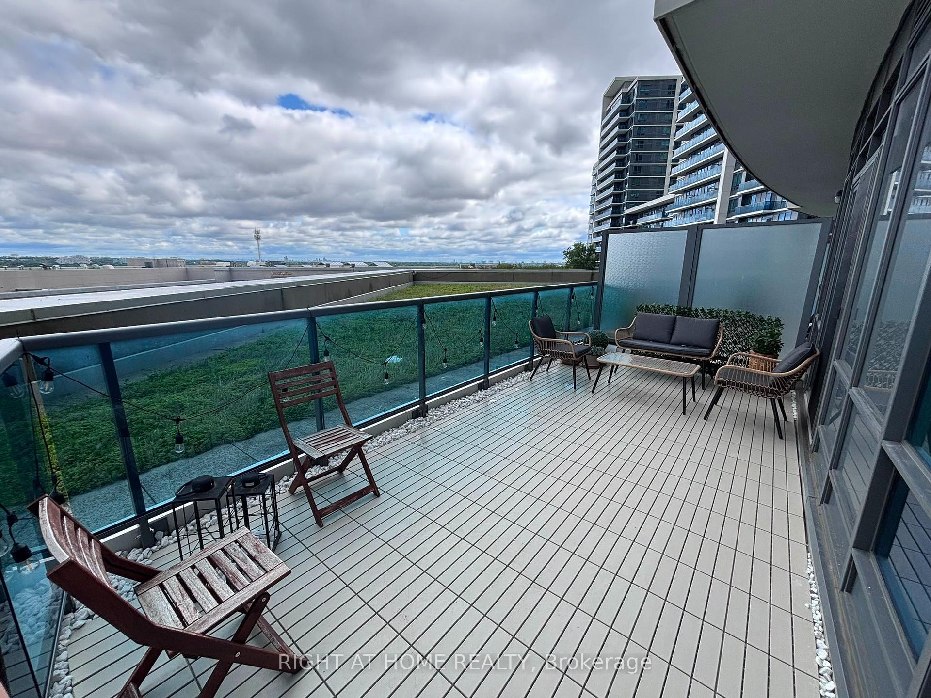 Photo 16 of Unit 306, 7171 Yonge Street, Markham, Thornhill — HOMEH
