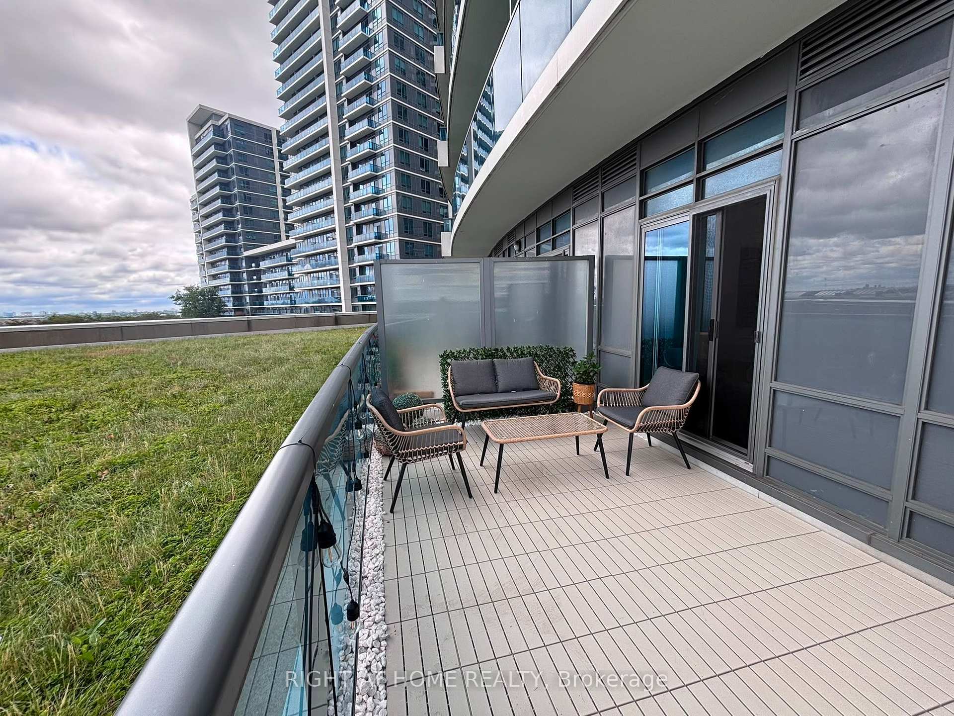 Photo 17 of Unit 306, 7171 Yonge Street, Markham, Thornhill — HOMEH