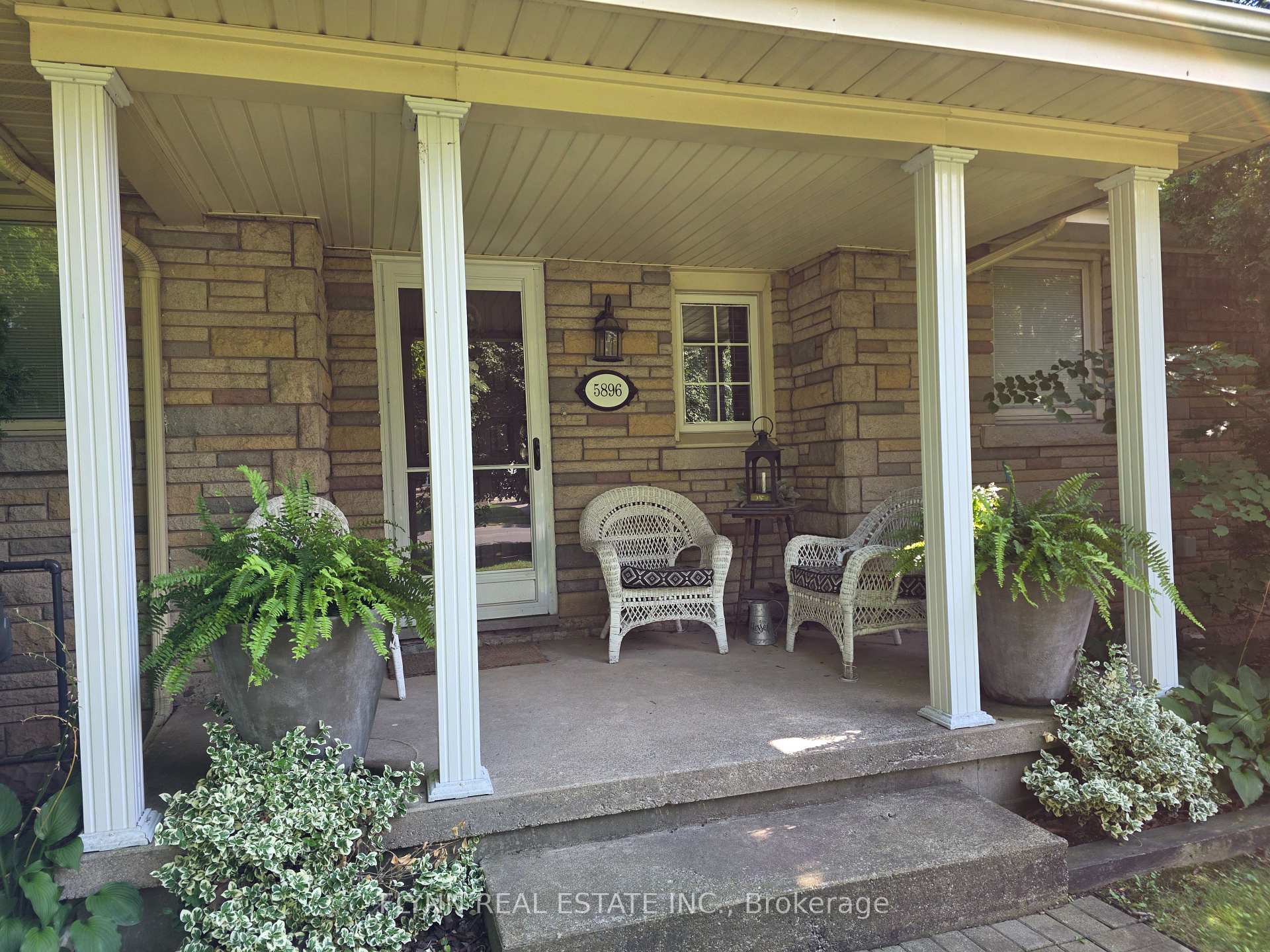 Photo 3 of 5896 Valley Way, Niagara Falls, Cherrywood — HOMEH