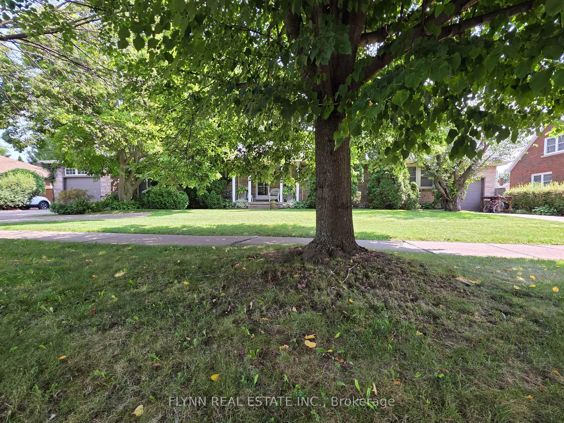 Photo 2 of 5896 Valley Way, Niagara Falls, Cherrywood — HOMEH
