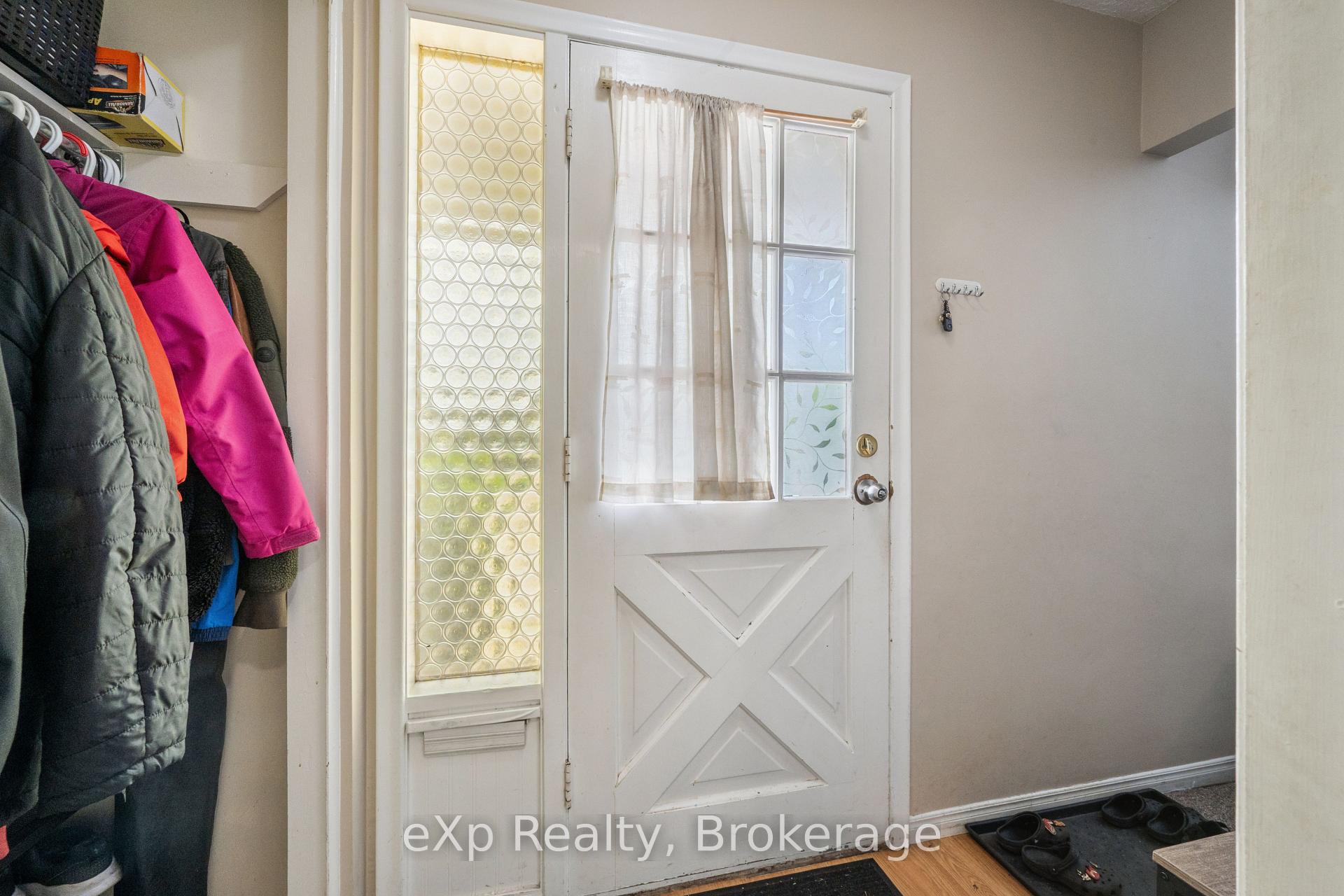 Photo 5 of 23 Muskoka Drive, Guelph, Victoria North — HOMEH