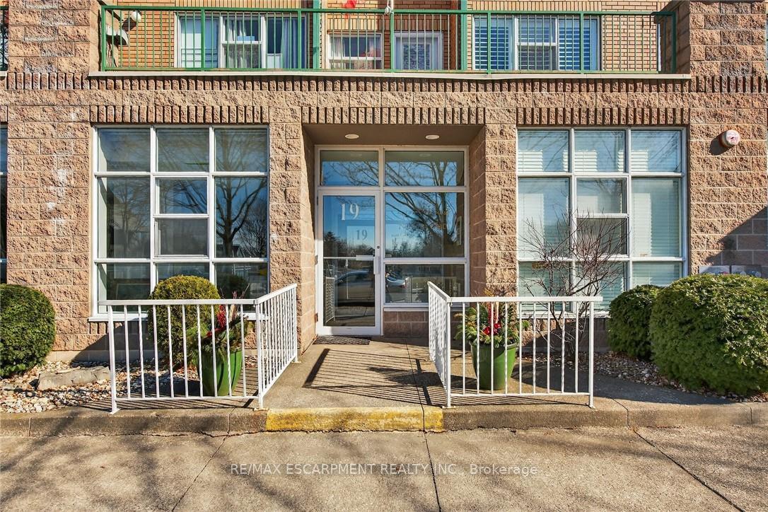 Photo 4 of Unit 303, 19 Lake Avenue S, Hamilton, Stoney Creek — HOMEH