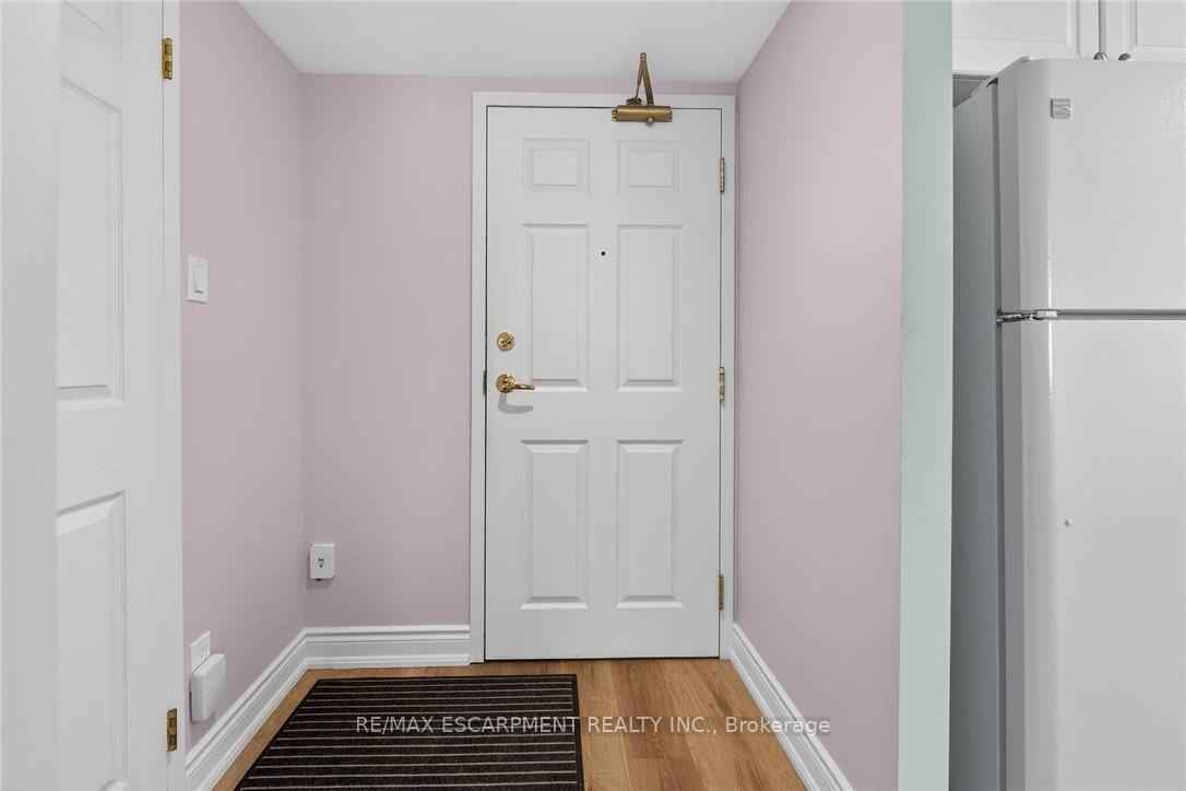 Photo 5 of Unit 303, 19 Lake Avenue S, Hamilton, Stoney Creek — HOMEH