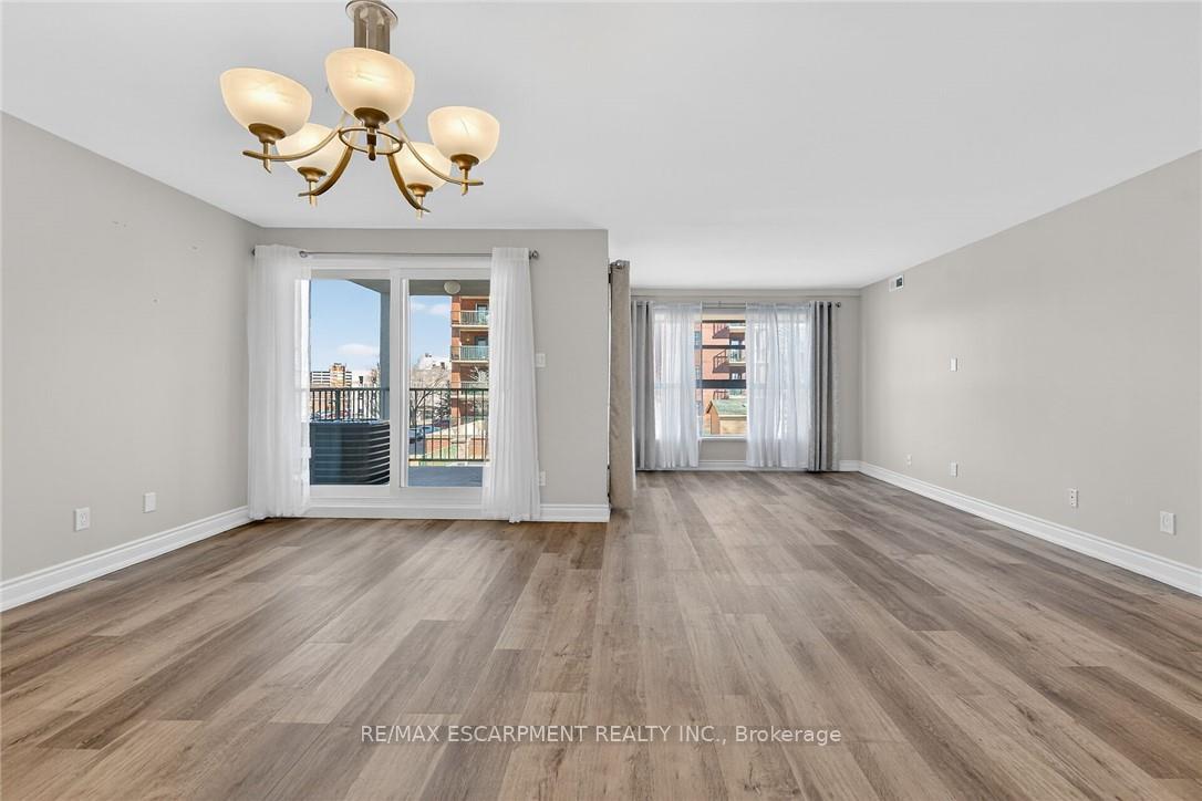 Photo 13 of Unit 303, 19 Lake Avenue S, Hamilton, Stoney Creek — HOMEH