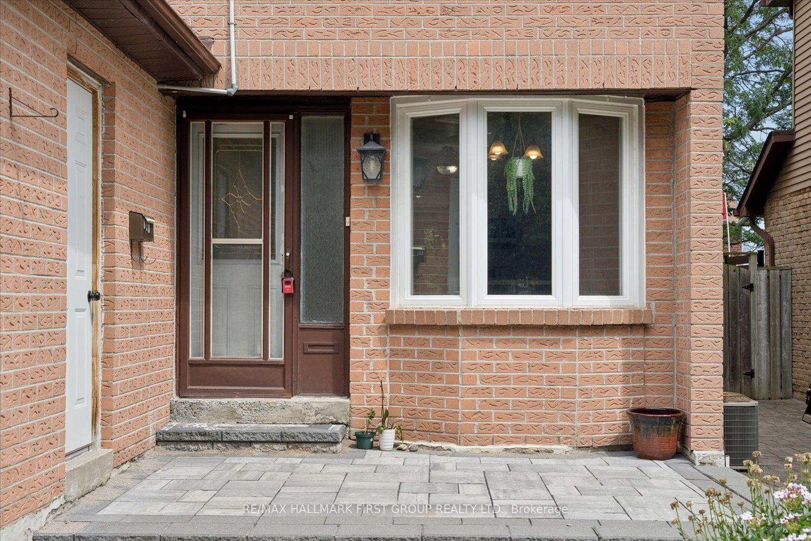 Photo 3 of 747 Stonepath Circle, Pickering, Amberlea — HOMEH