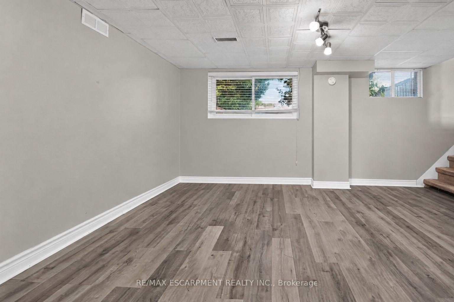 Photo 17 of 4387 Jackson Street, Lincoln, Beamsville — HOMEH