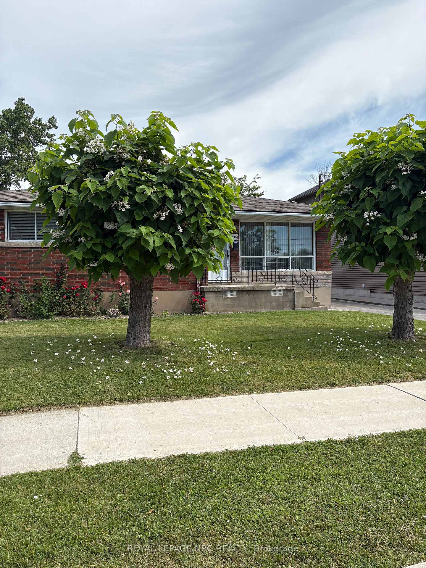 Photo 2 of 409 Broadway Avenue, Welland, Broadway — HOMEH